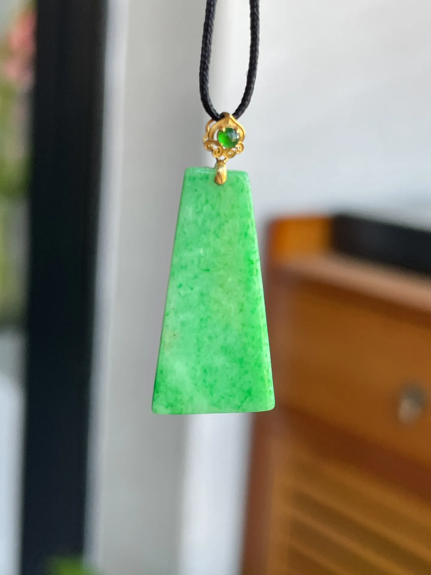 18k金扣阳绿无事牌
裸石24.3-12.4-2.1mm