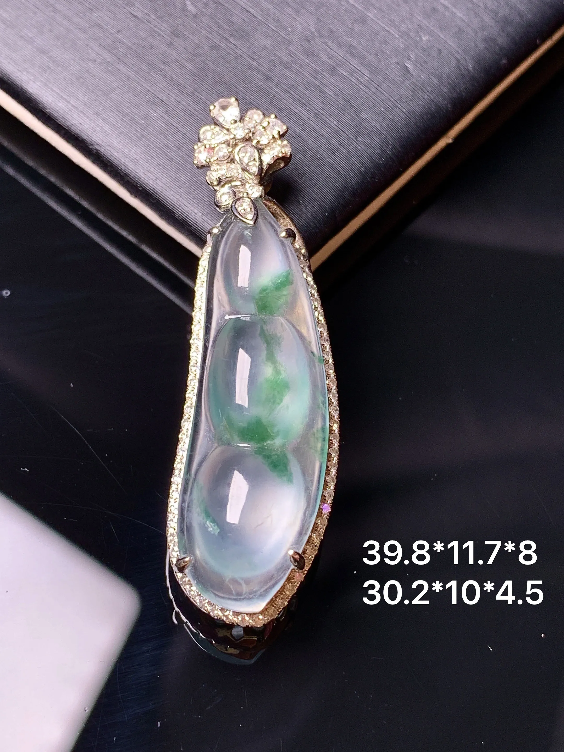 18k金钻镶嵌冰种飘绿四季豆吊坠 玉质细腻 水润亮眼 整体尺寸39.8*11.7*8
