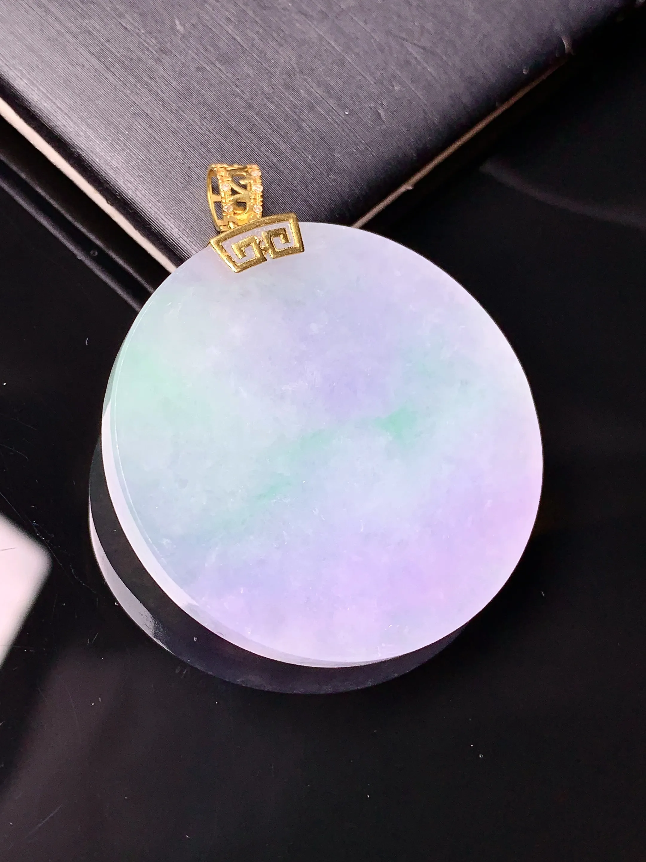 18k金钻镶嵌春彩圆牌吊坠 玉质细腻 水润亮眼 整体尺寸41.7*34.8*4