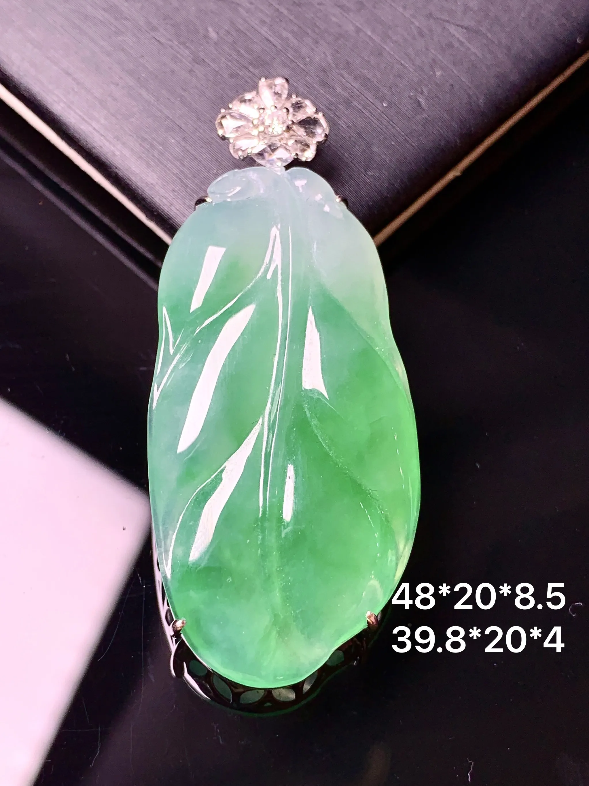 18k金钻镶嵌翠绿树叶吊坠 玉质细腻 水润亮眼 整体尺寸48*20*8.5