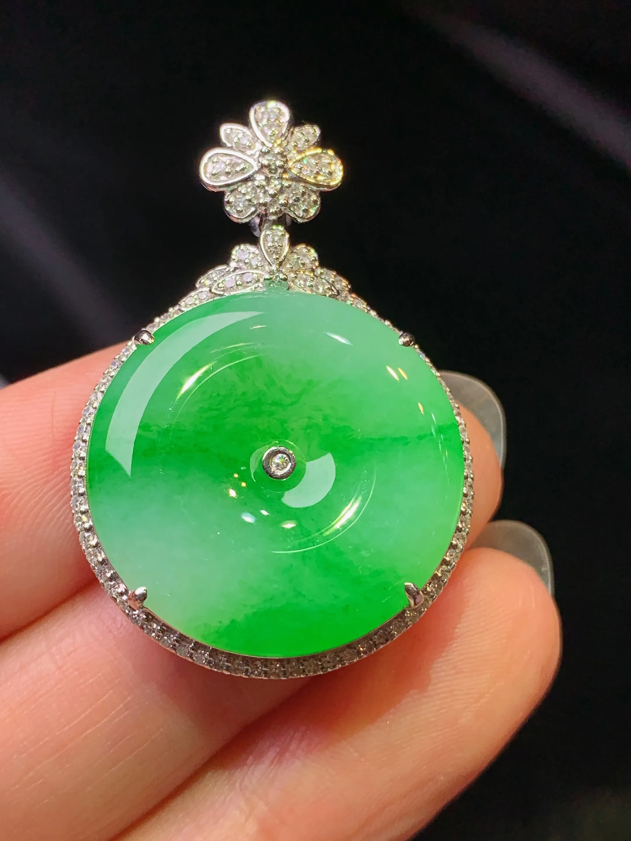18k金钻镶嵌翠绿平安扣吊坠 玉质细腻 水润亮眼 整体尺寸35.8*24.2*8.2