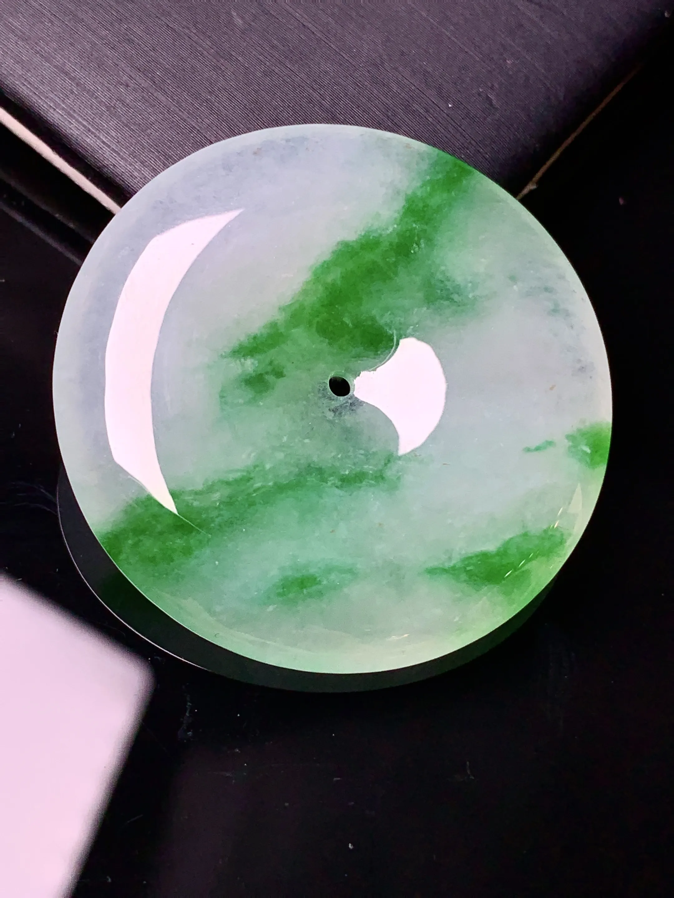 飘绿平安扣吊坠 玉质细腻 水润亮眼 整体尺寸36.7*6.2