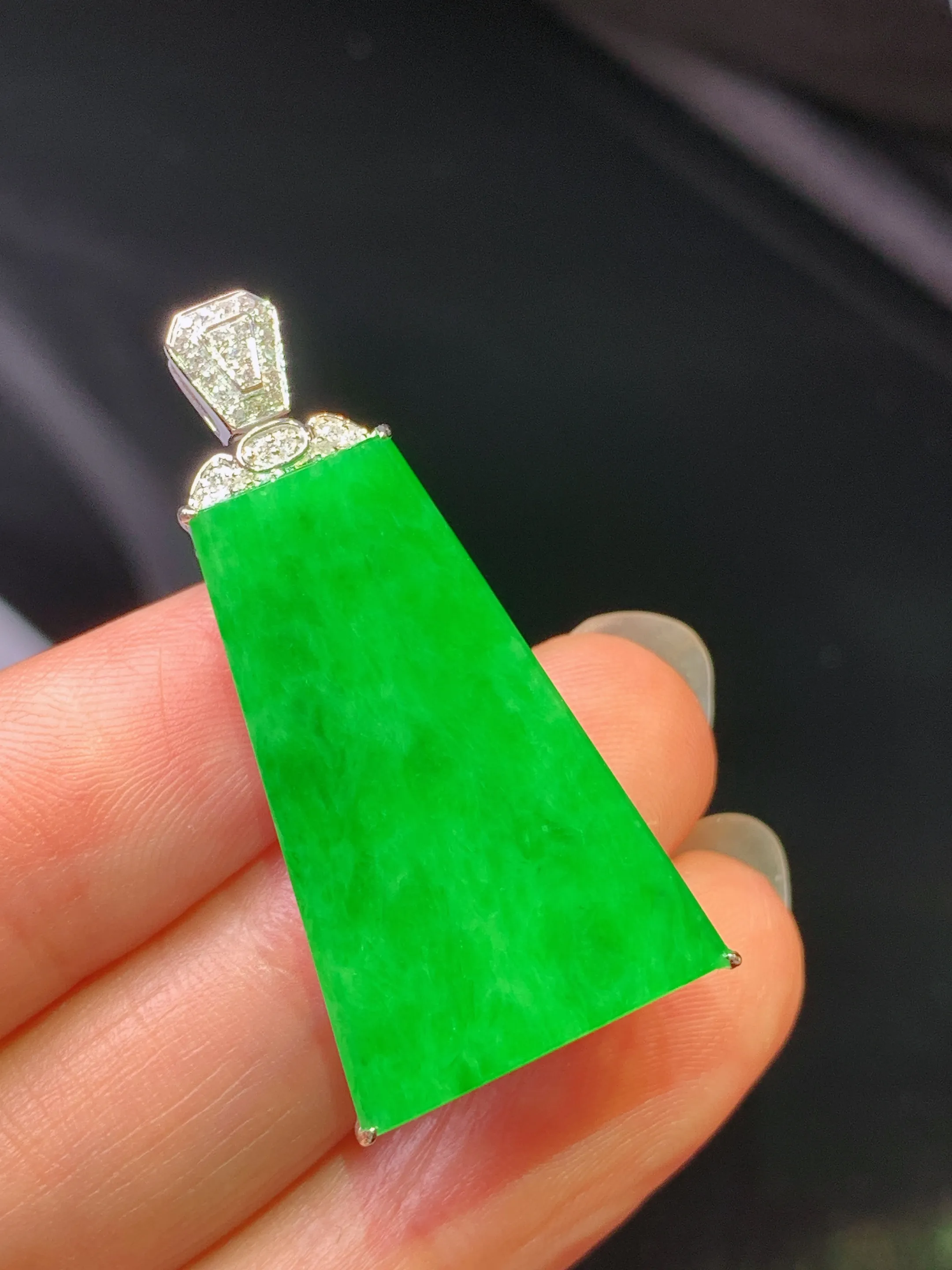 18k金钻镶嵌翠绿无事牌吊坠 玉质细腻 水润亮眼 整体尺寸36.6*16*7