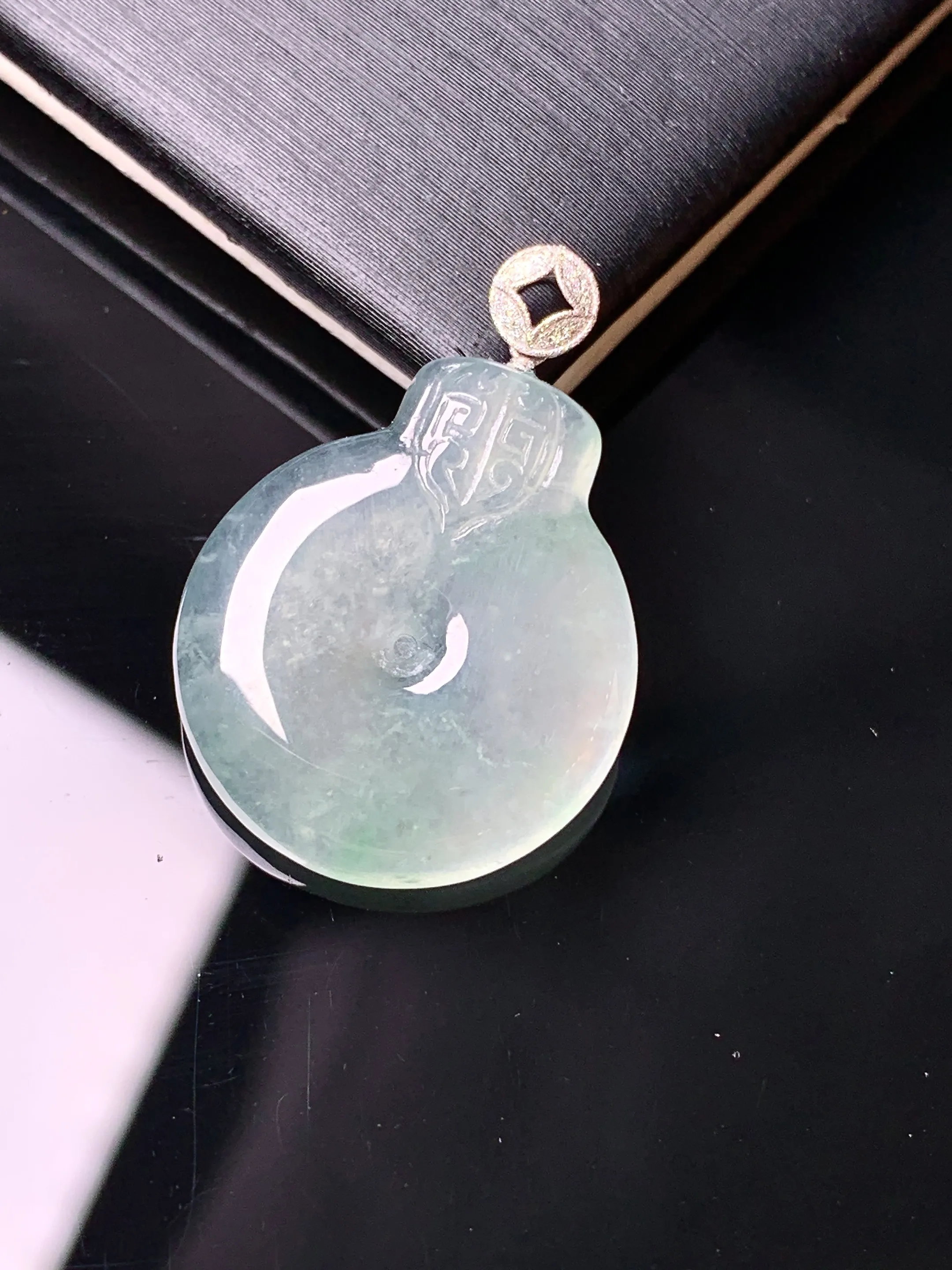 18k金钻镶嵌冰种福在眼前吊坠 玉质细腻 水润亮眼 整体尺寸26.2*18*3.5