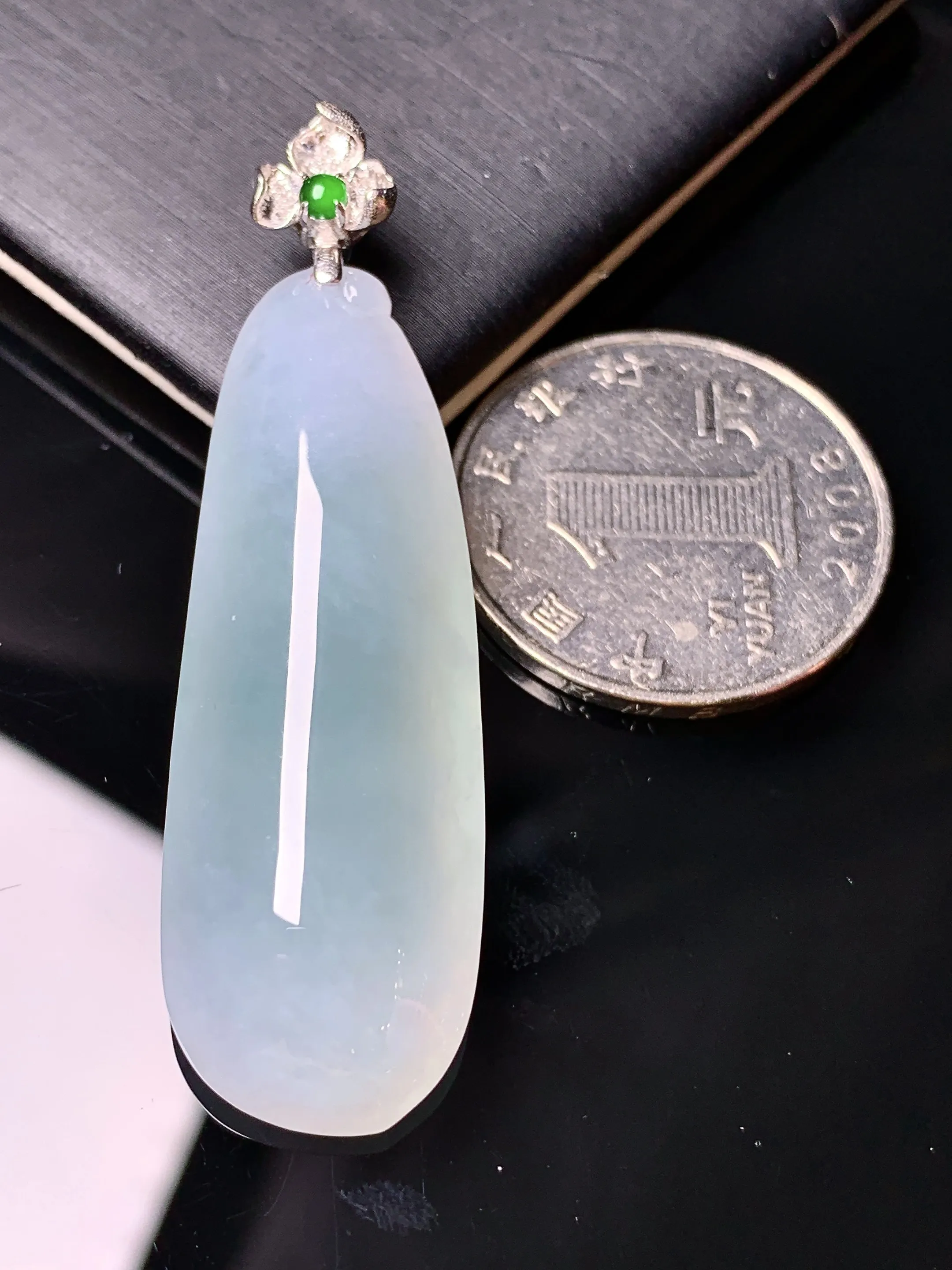 18k金钻镶嵌冰种福瓜吊坠 玉质细腻 水润亮眼 整体尺寸53.2*15.3*9.5