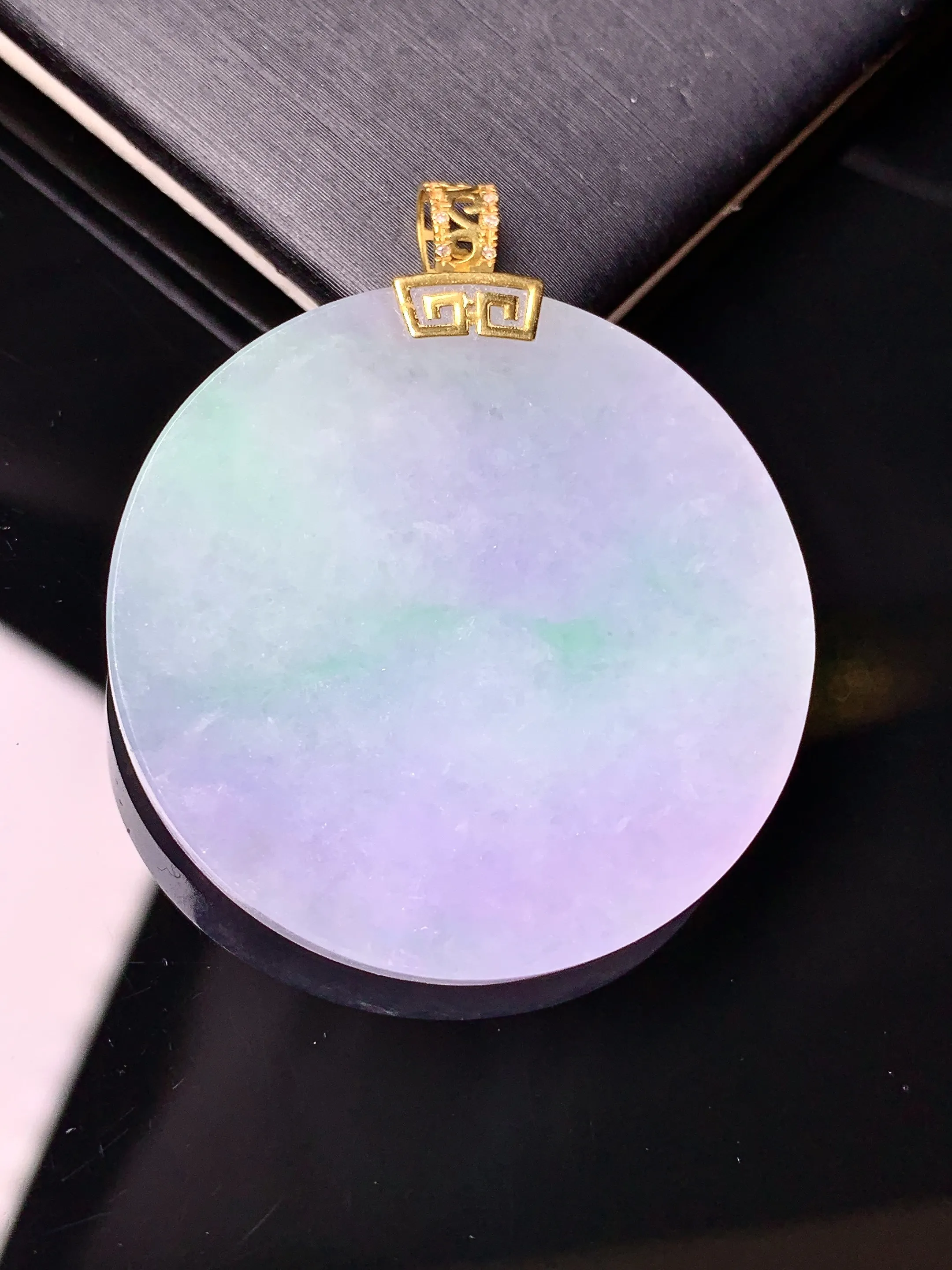 18k金钻镶嵌春彩圆牌吊坠 玉质细腻 水润亮眼 整体尺寸41.7*34.8*4