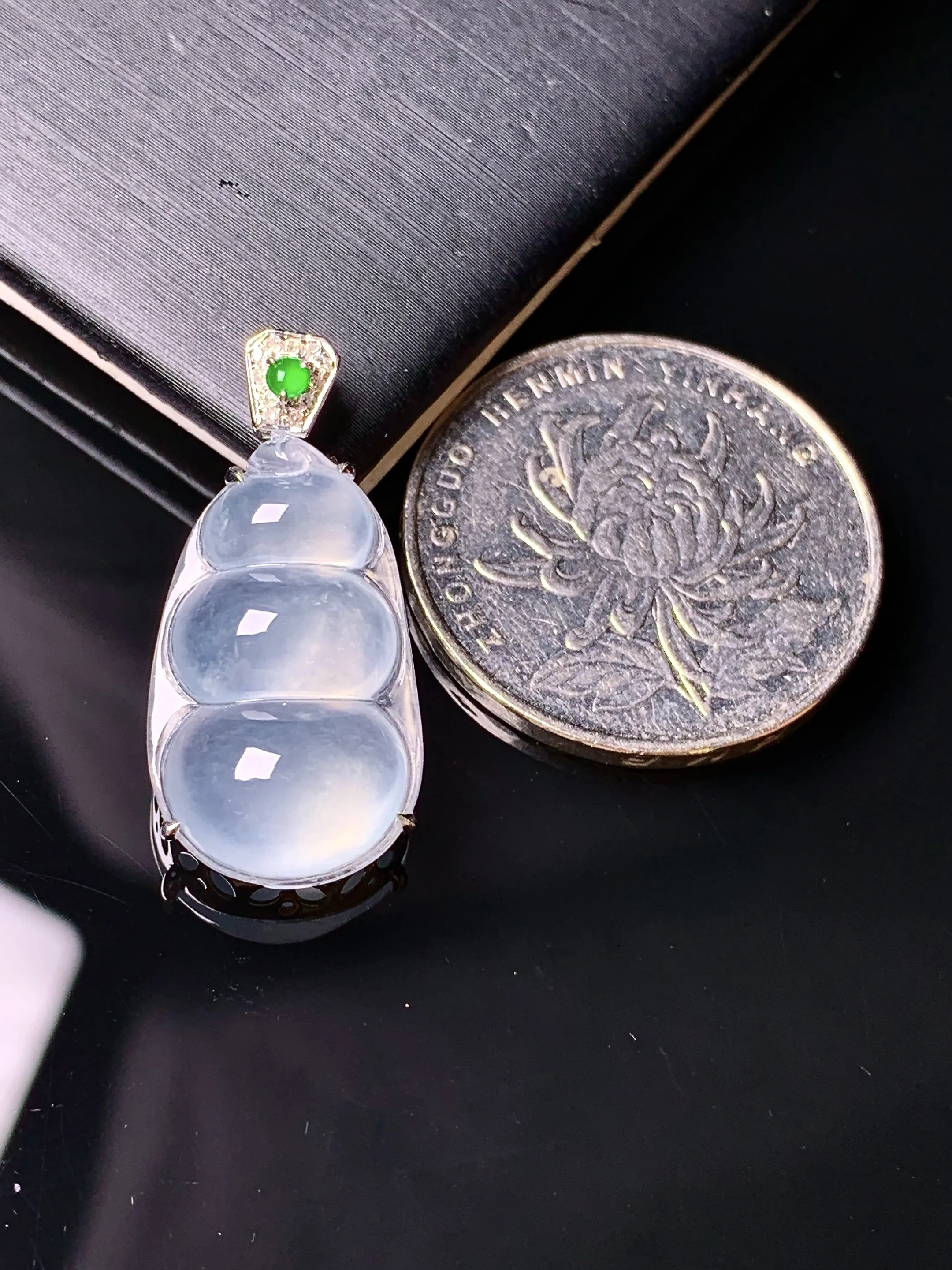 18k金钻镶嵌冰种四季豆吊坠 玉质细腻 水润亮眼 整体尺寸26.6*12.7*7.3