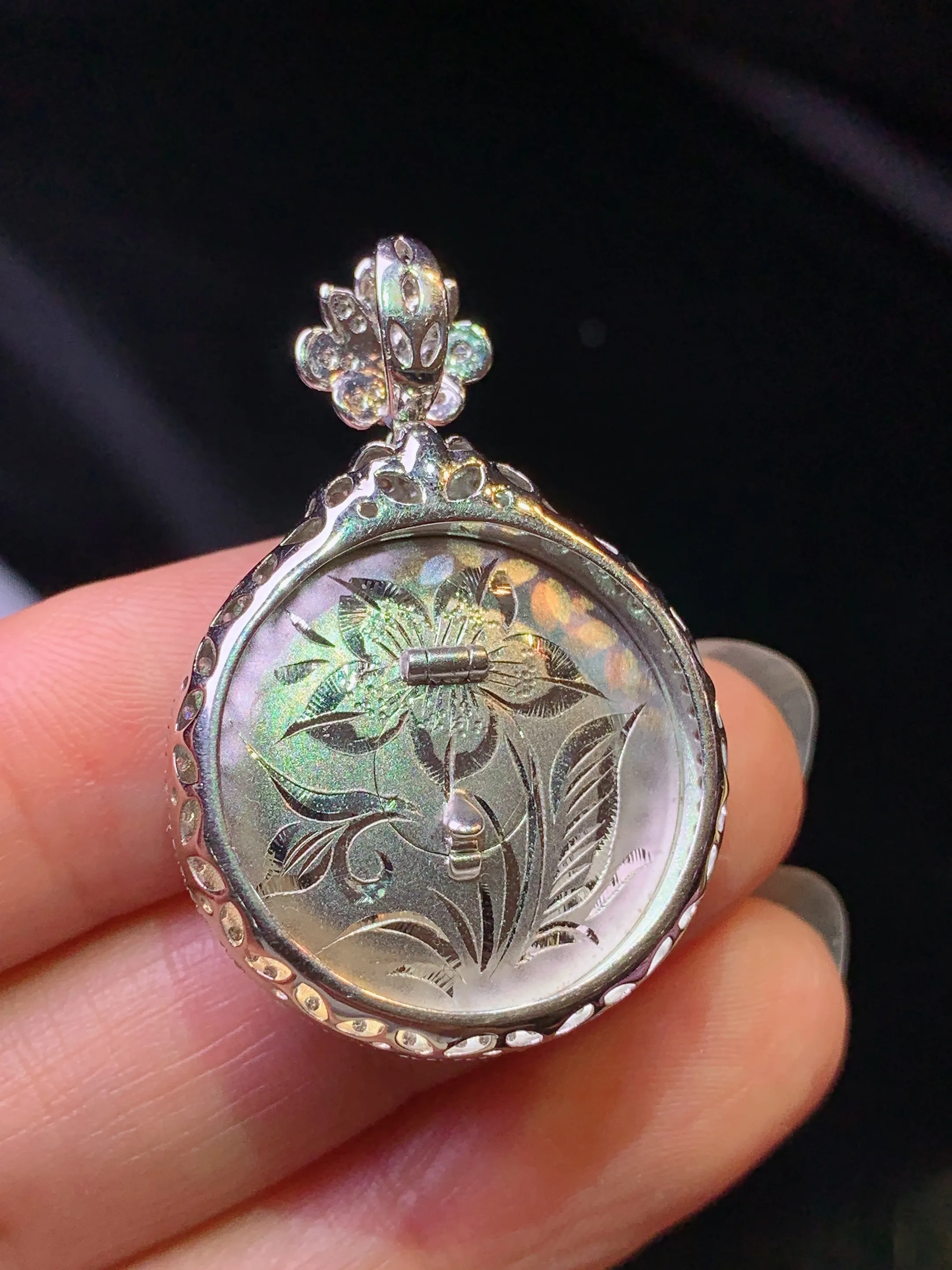 18k金钻镶嵌翠绿平安扣吊坠 玉质细腻 水润亮眼 整体尺寸35.8*24.2*8.2