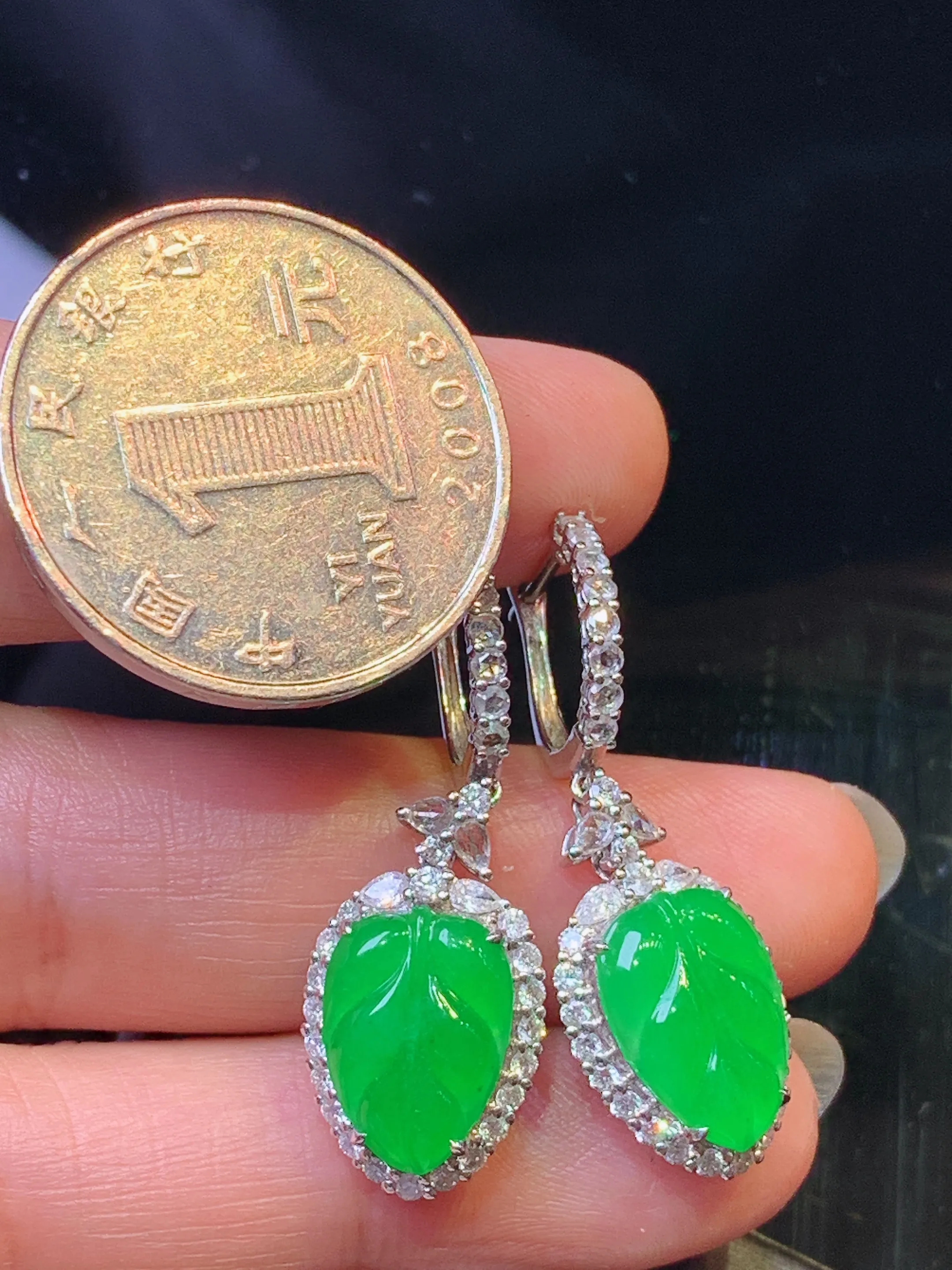 18k金钻镶嵌翠绿树叶耳坠 玉质细腻 水润亮眼 整体尺寸34.5*11.8*7.5