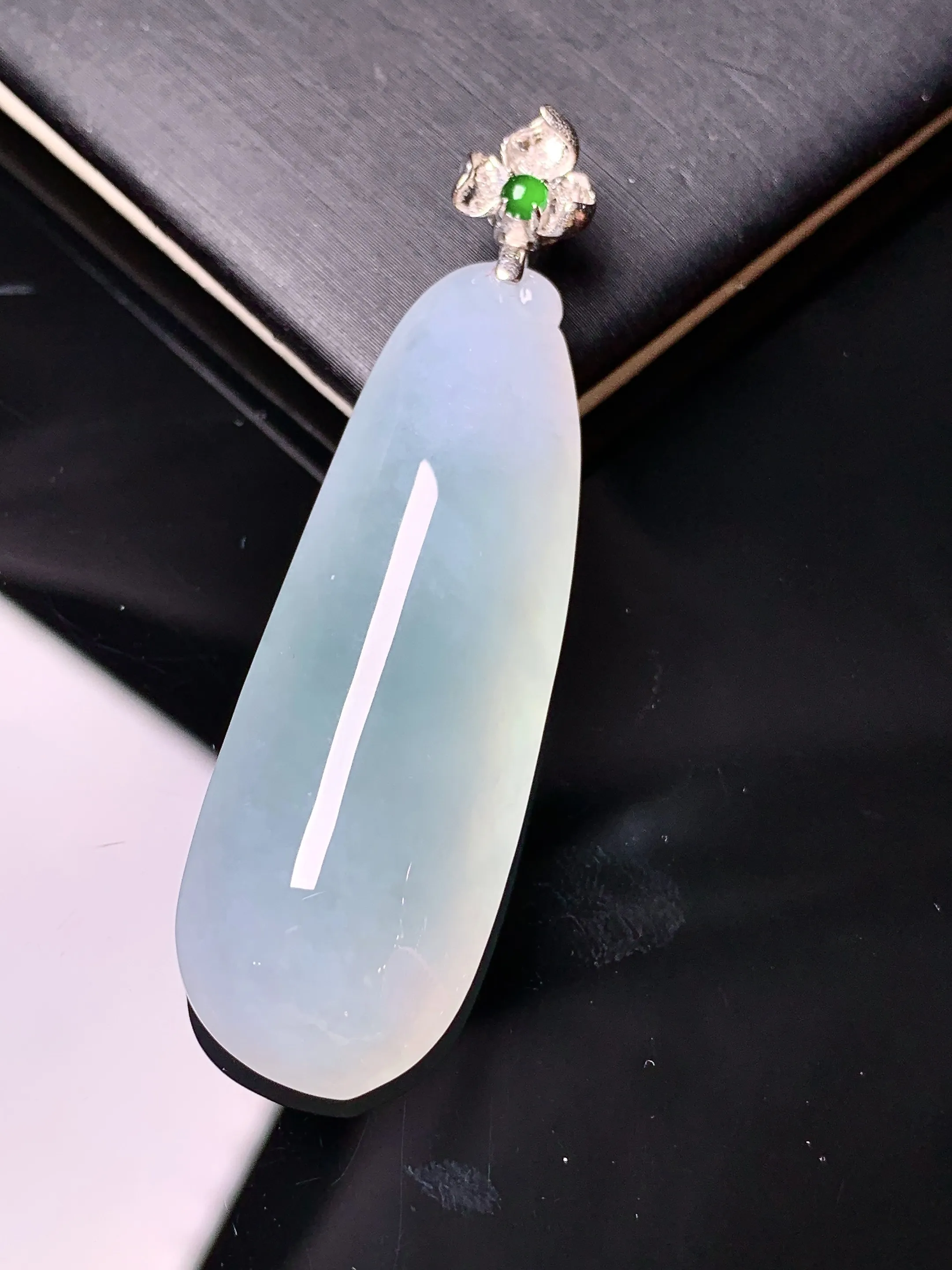 18k金钻镶嵌冰种福瓜吊坠 玉质细腻 水润亮眼 整体尺寸53.2*15.3*9.5