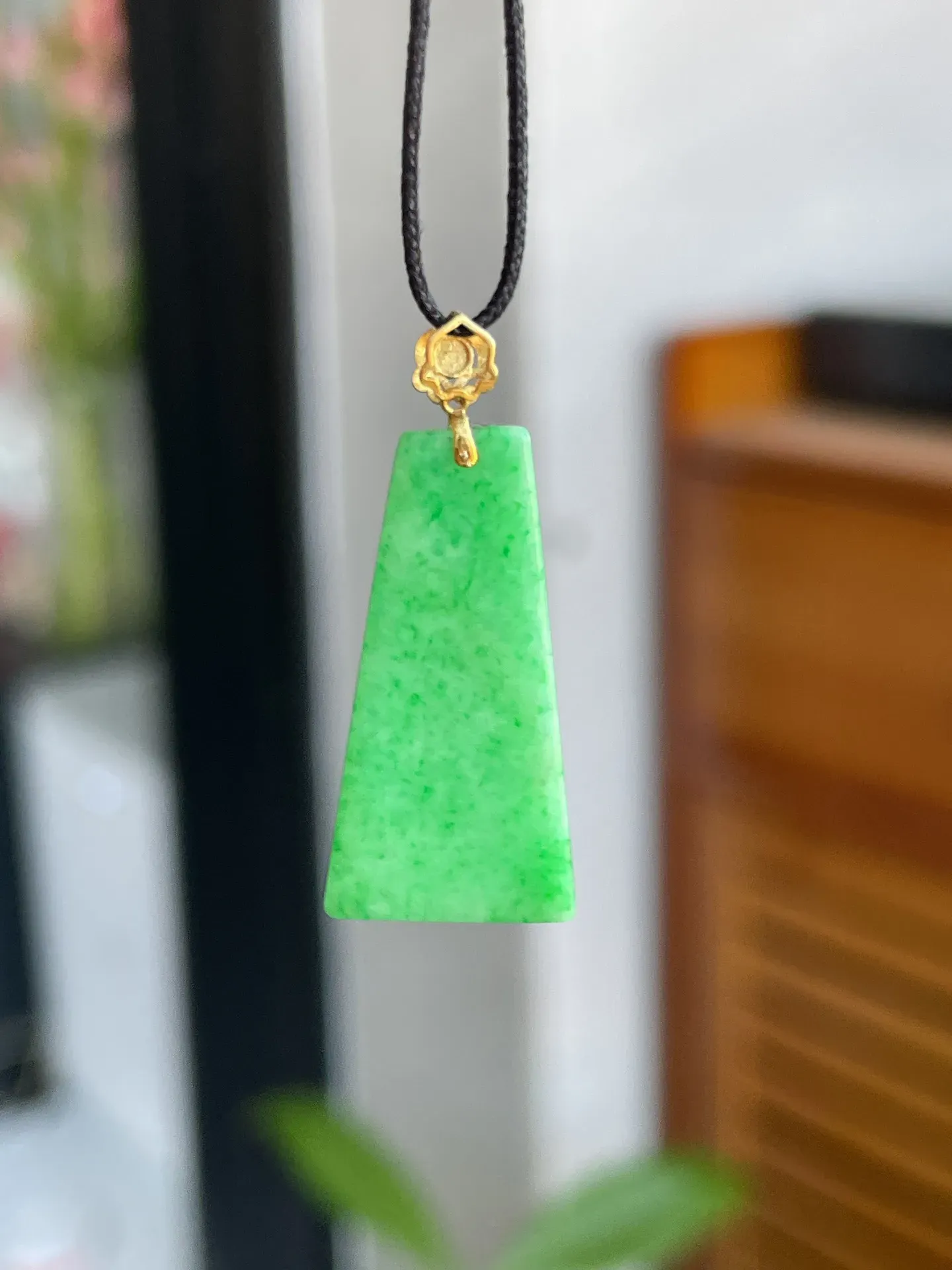 18k金扣阳绿无事牌
裸石24.3-12.4-2.1mm