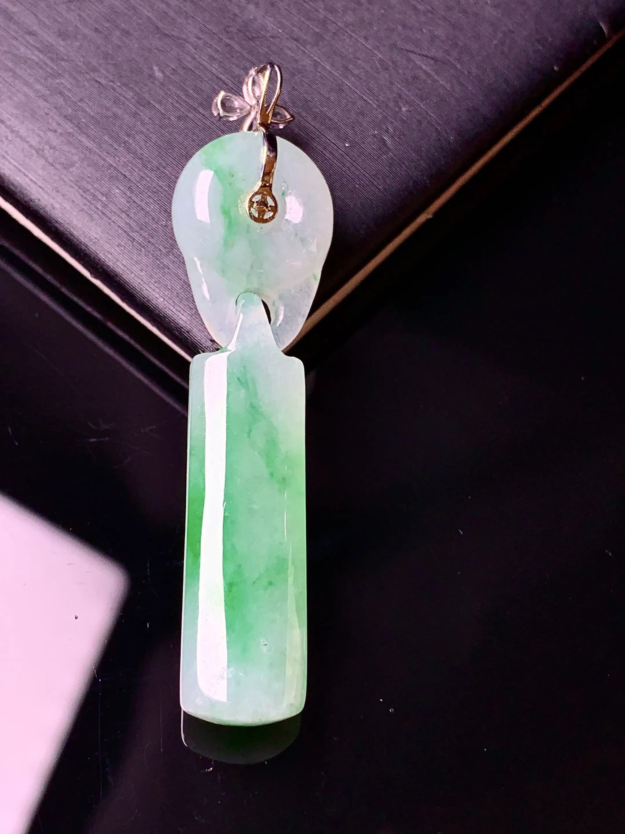 18k金钻镶嵌飘绿玉柱吊坠 玉质细腻 水润亮眼 整体尺寸49.5*12*5.6