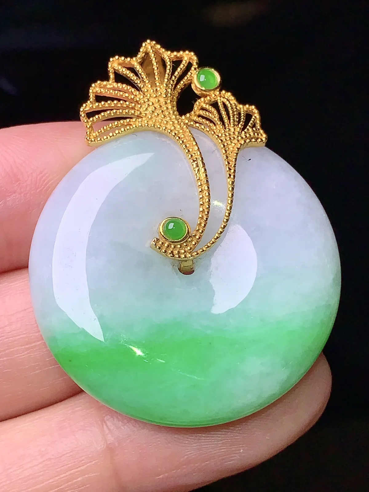 18k金镶嵌飘绿平安扣吊坠 玉质细腻 水润亮眼 整体尺寸40.3*31.5*7.8