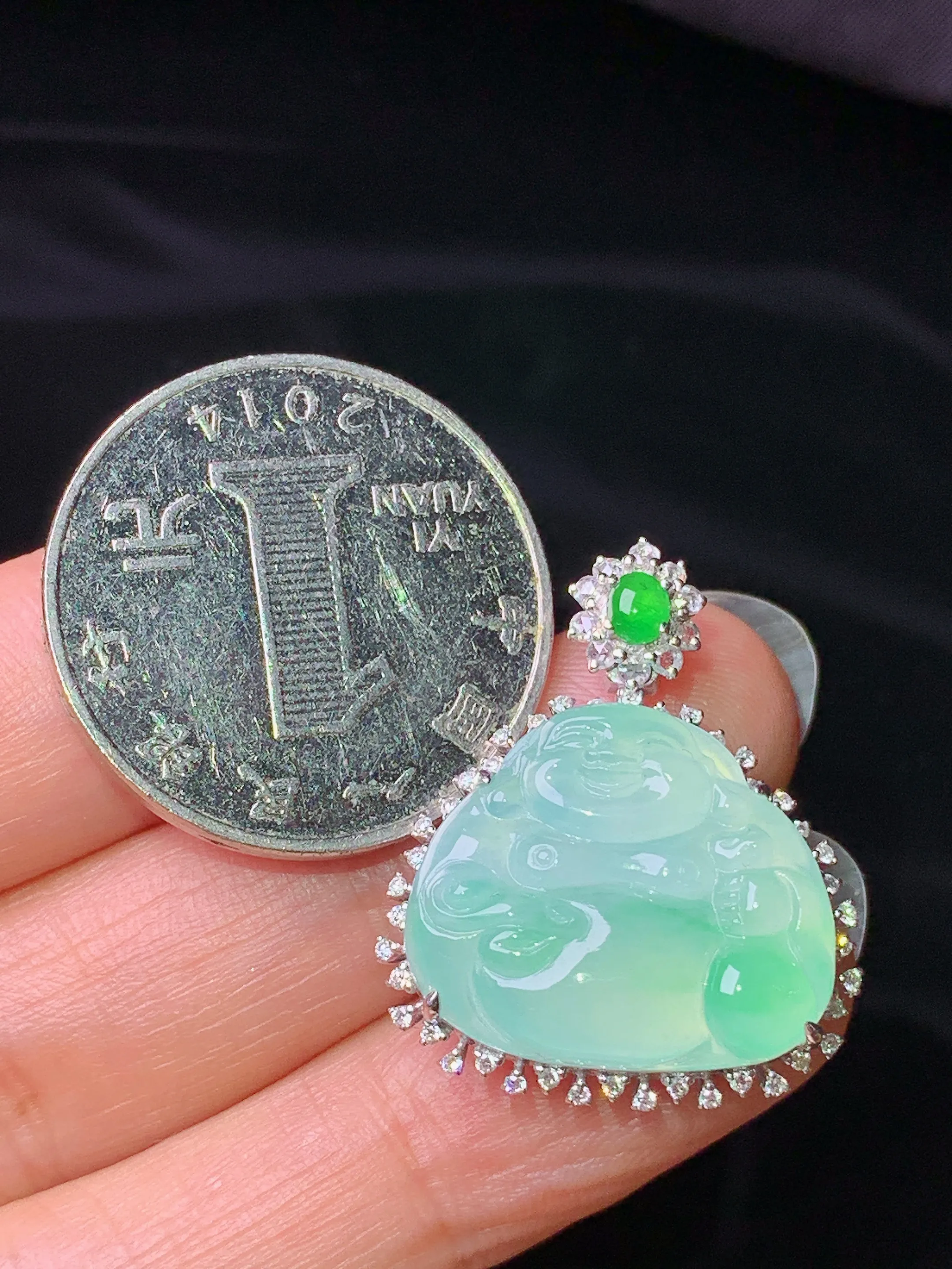 18k金钻镶嵌飘绿布袋佛公吊坠 玉质细腻 水润亮眼 整体尺寸27.2*23.5*8.2