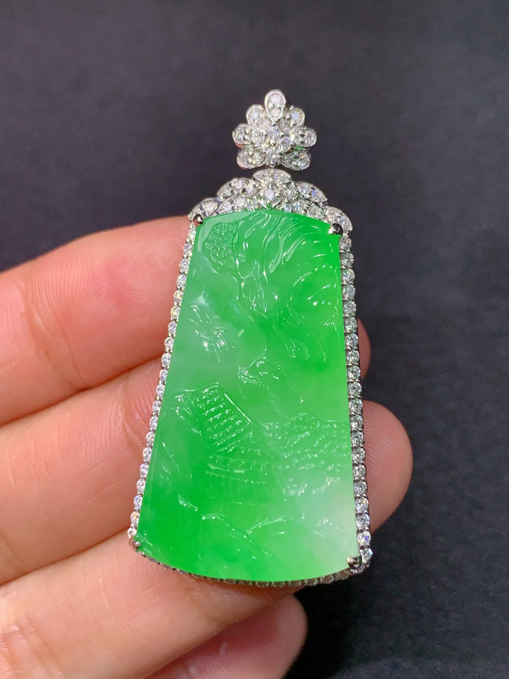 冰阳绿山水牌吊坠，18k金镶嵌，冰润色阳，玉质细腻，种水足，整体尺寸44.8*21.7*9.4