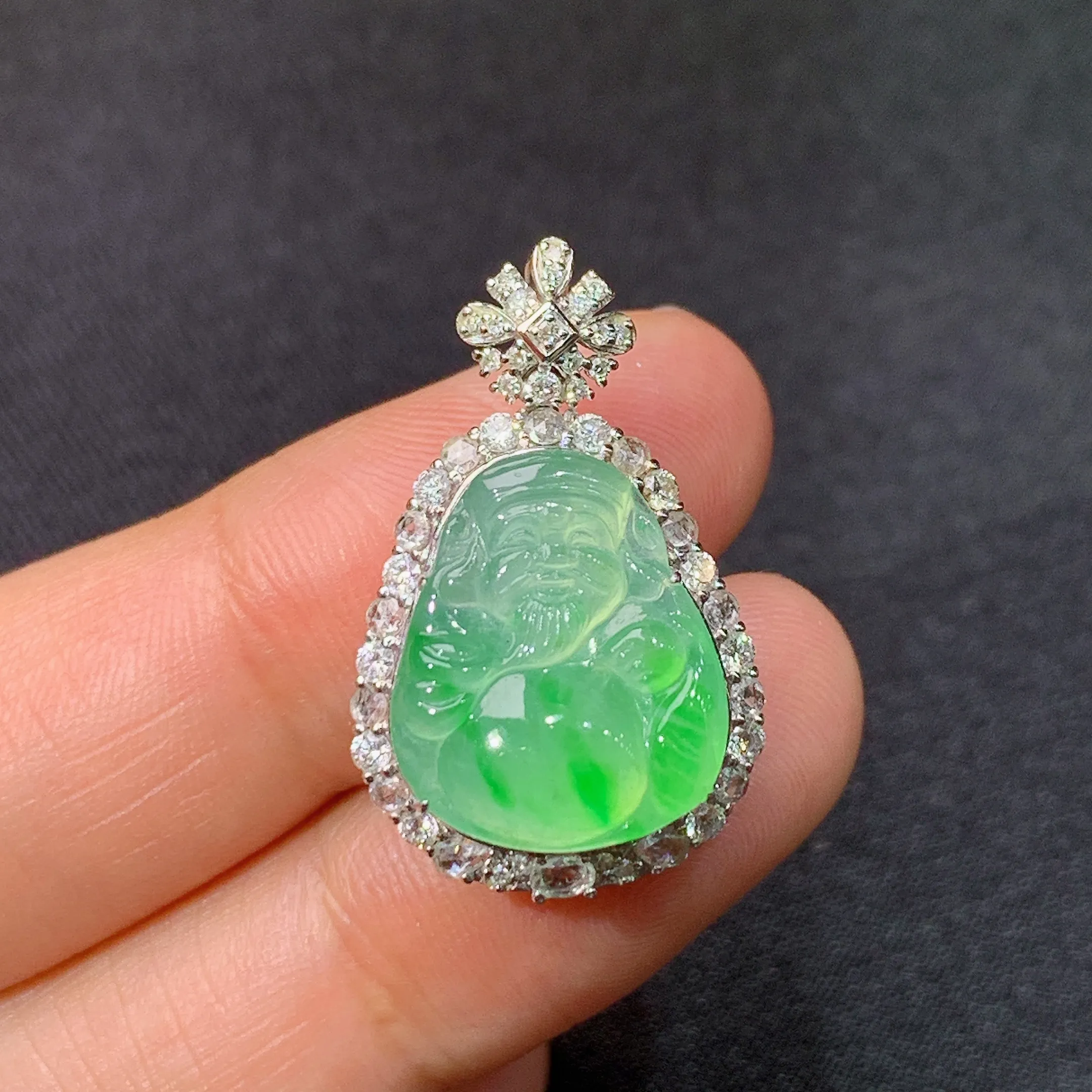 冰飘绿财神吊坠，18k金镶嵌，冰润色阳，品相好，种水足，Ff 整体尺寸25.6*15.9*9.3