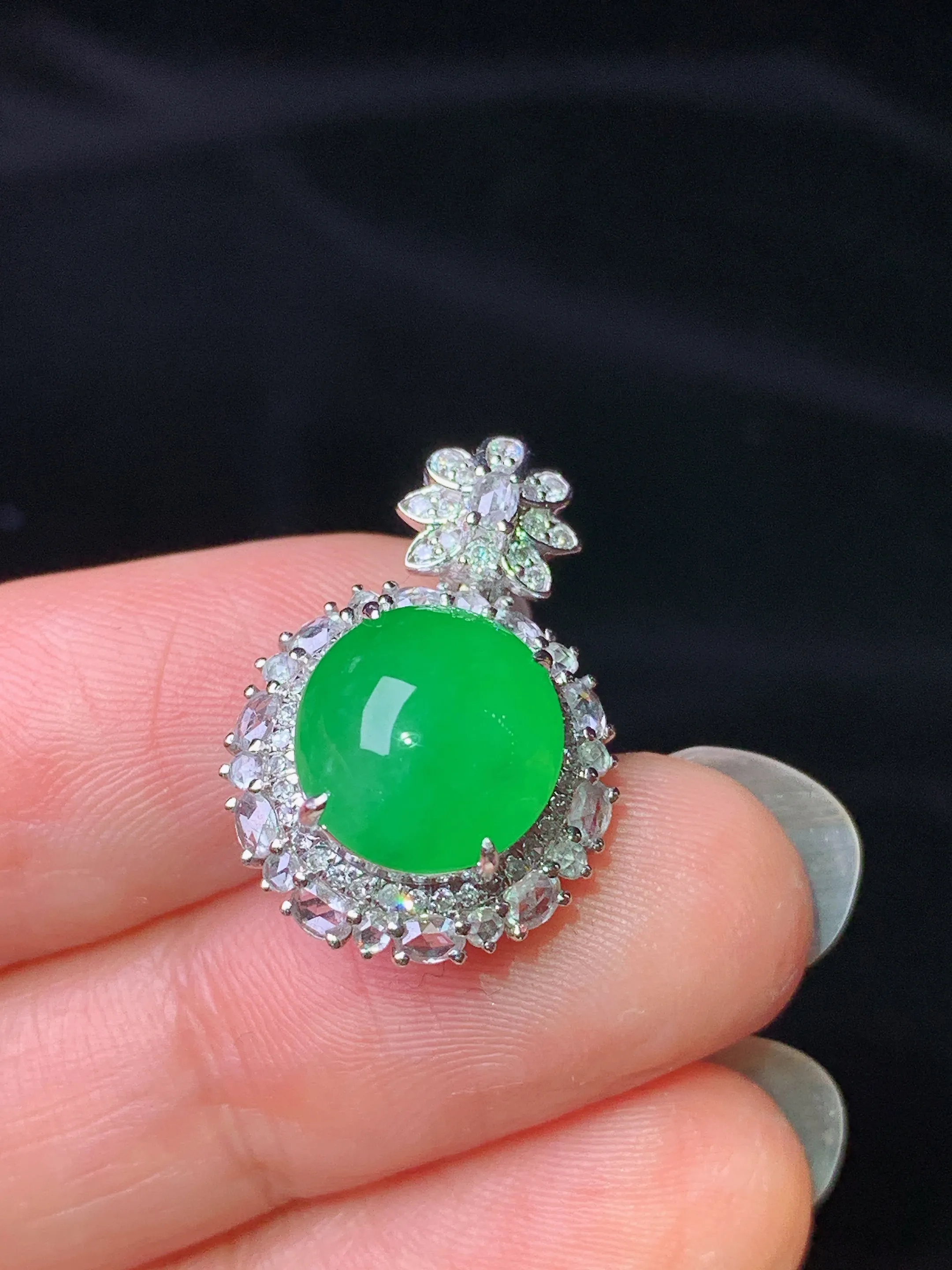 18k金钻镶嵌满绿蛋面吊坠 玉质细腻 水润亮眼 整体尺寸21.6*14.5*11.7