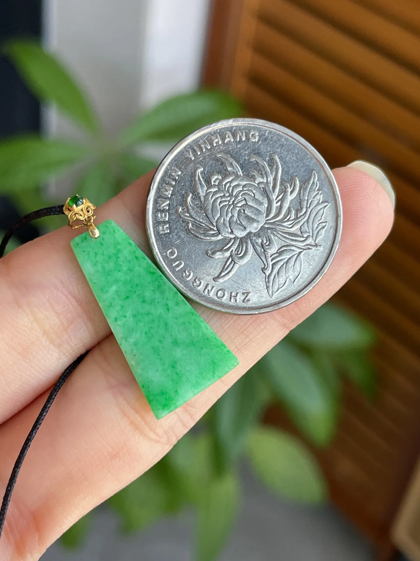 18k金扣阳绿无事牌
裸石24.3-12.4-2.1mm