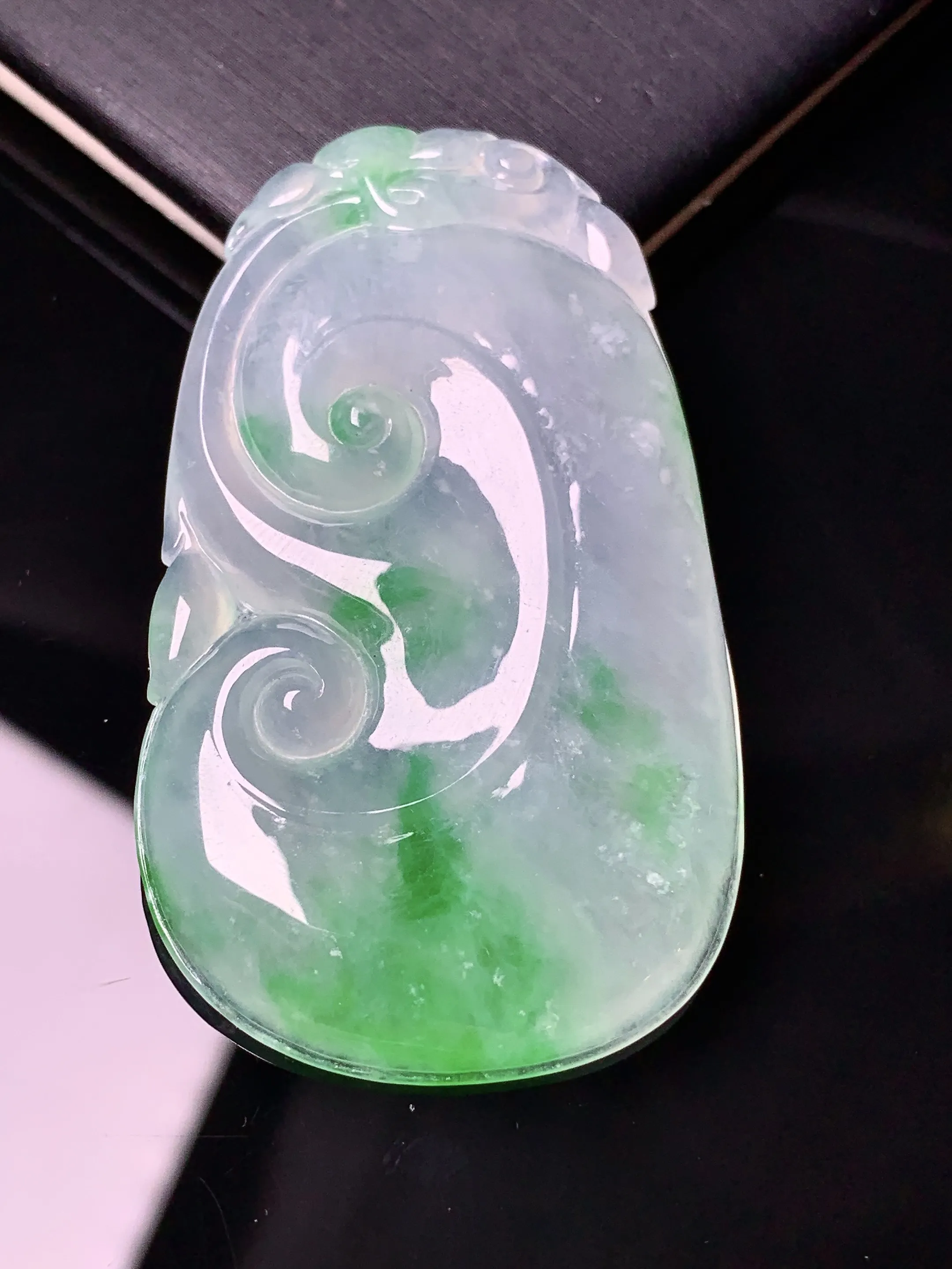 冰种飘绿如意吊坠 玉质细腻 水润亮眼 整体尺寸51.8*30.2*5.3