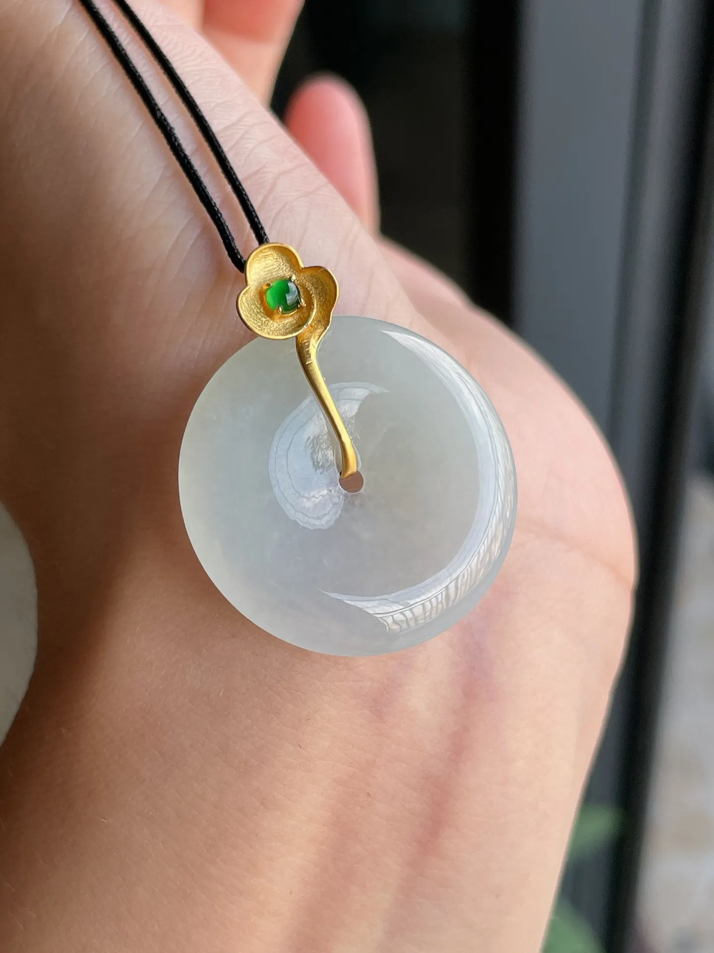 18k金镶白冰平安扣
整体31.3-25.6-4.9mm