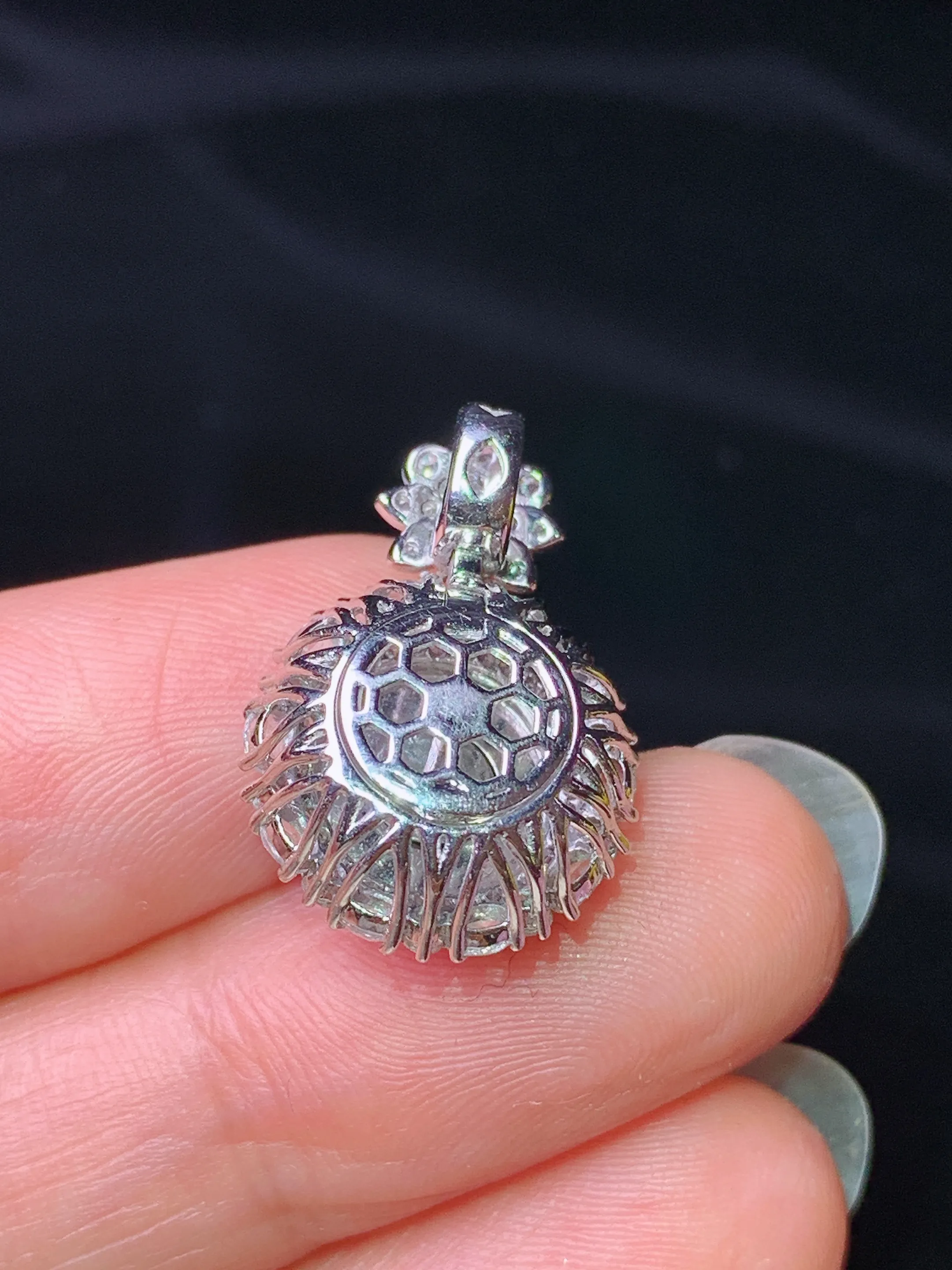 18k金钻镶嵌满绿蛋面吊坠 玉质细腻 水润亮眼 整体尺寸21.6*14.5*11.7