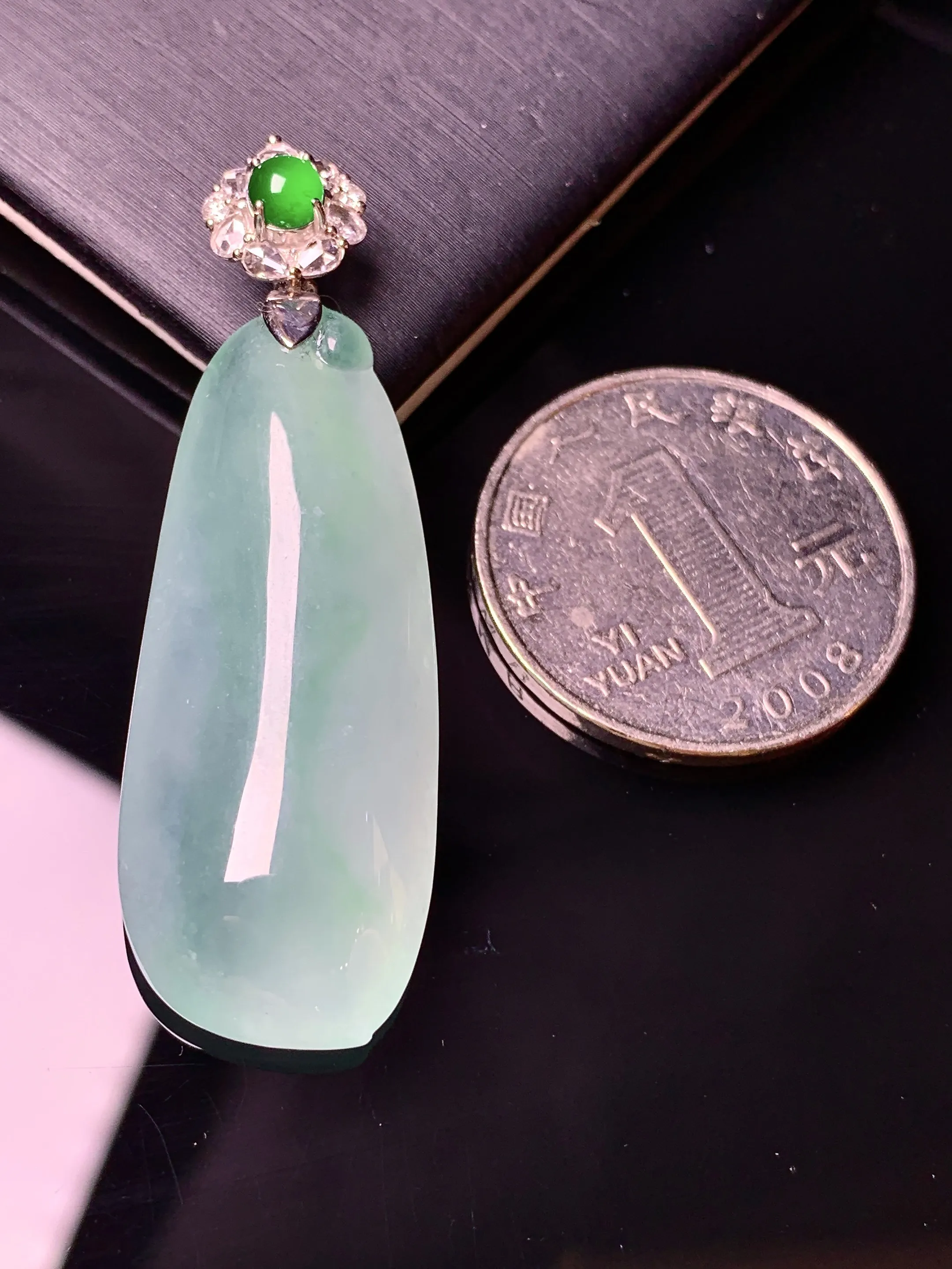 18k金钻镶嵌冰种福瓜吊坠 玉质细腻 水润亮眼 整体尺寸48.2*15.7*8.6