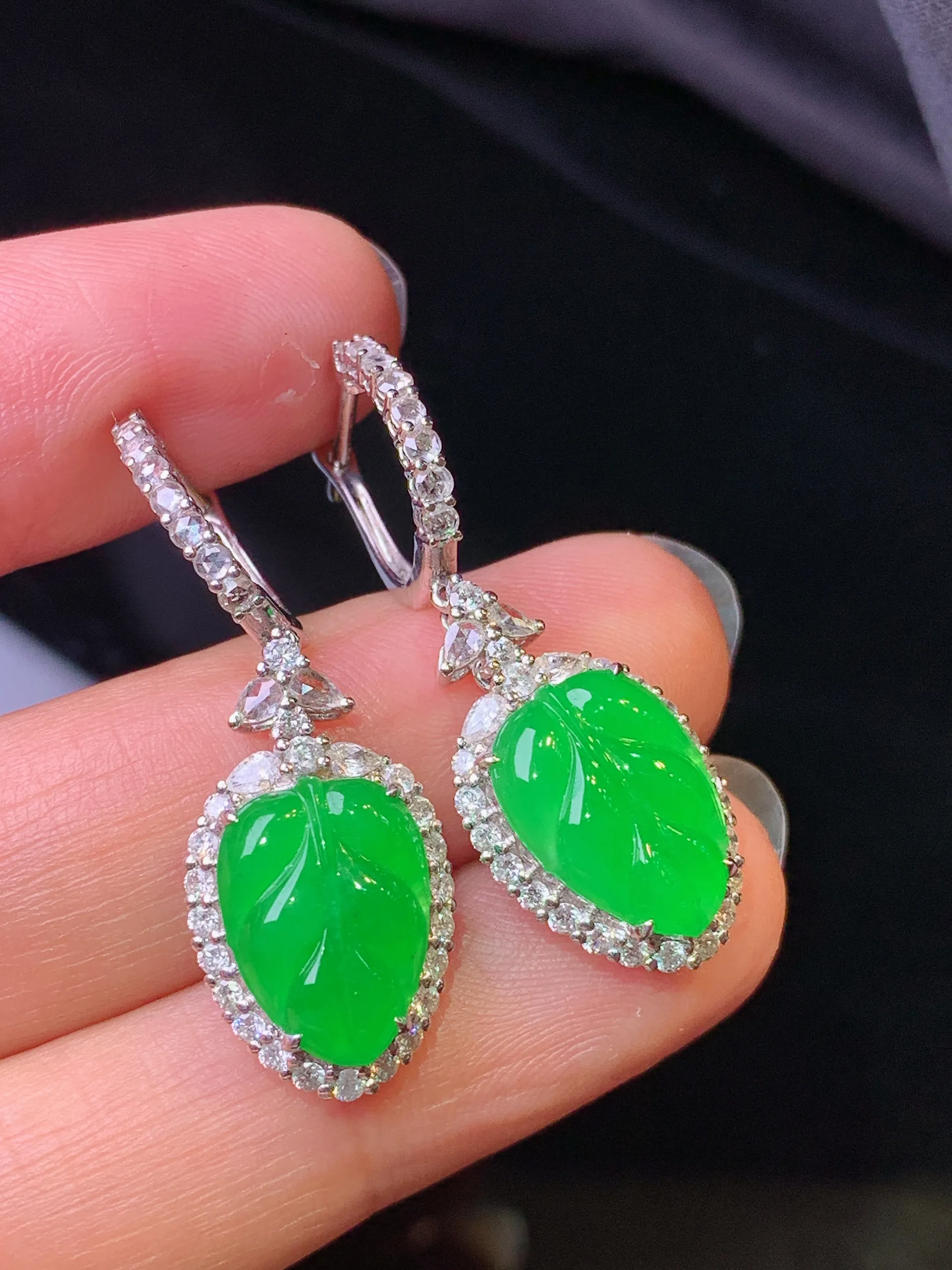 18k金钻镶嵌翠绿树叶耳坠 玉质细腻 水润亮眼 整体尺寸34.5*11.8*7.5