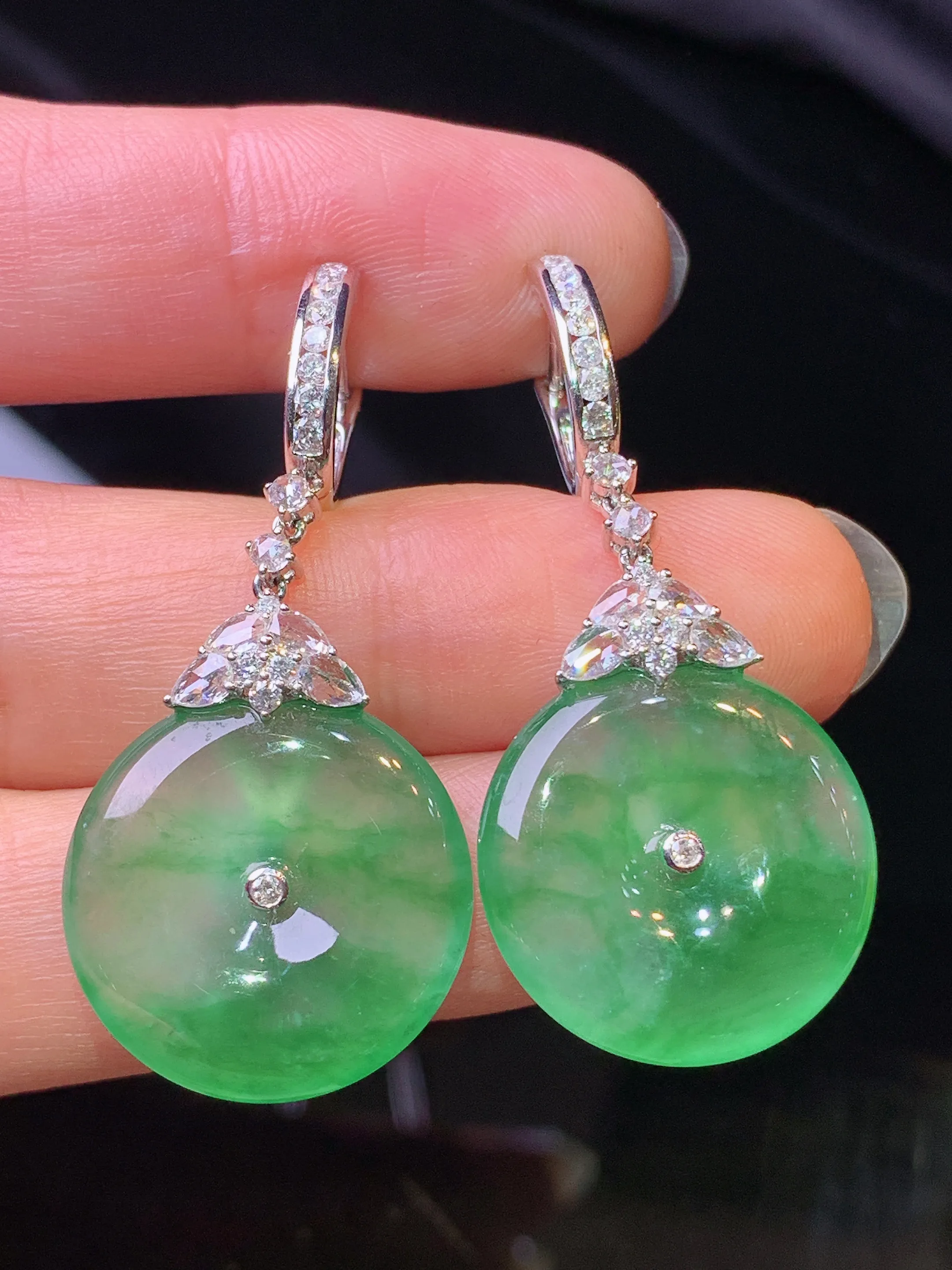 18k金钻镶嵌翠绿平安扣耳坠 玉质细腻 水润亮眼 整体尺寸43*19*4.2