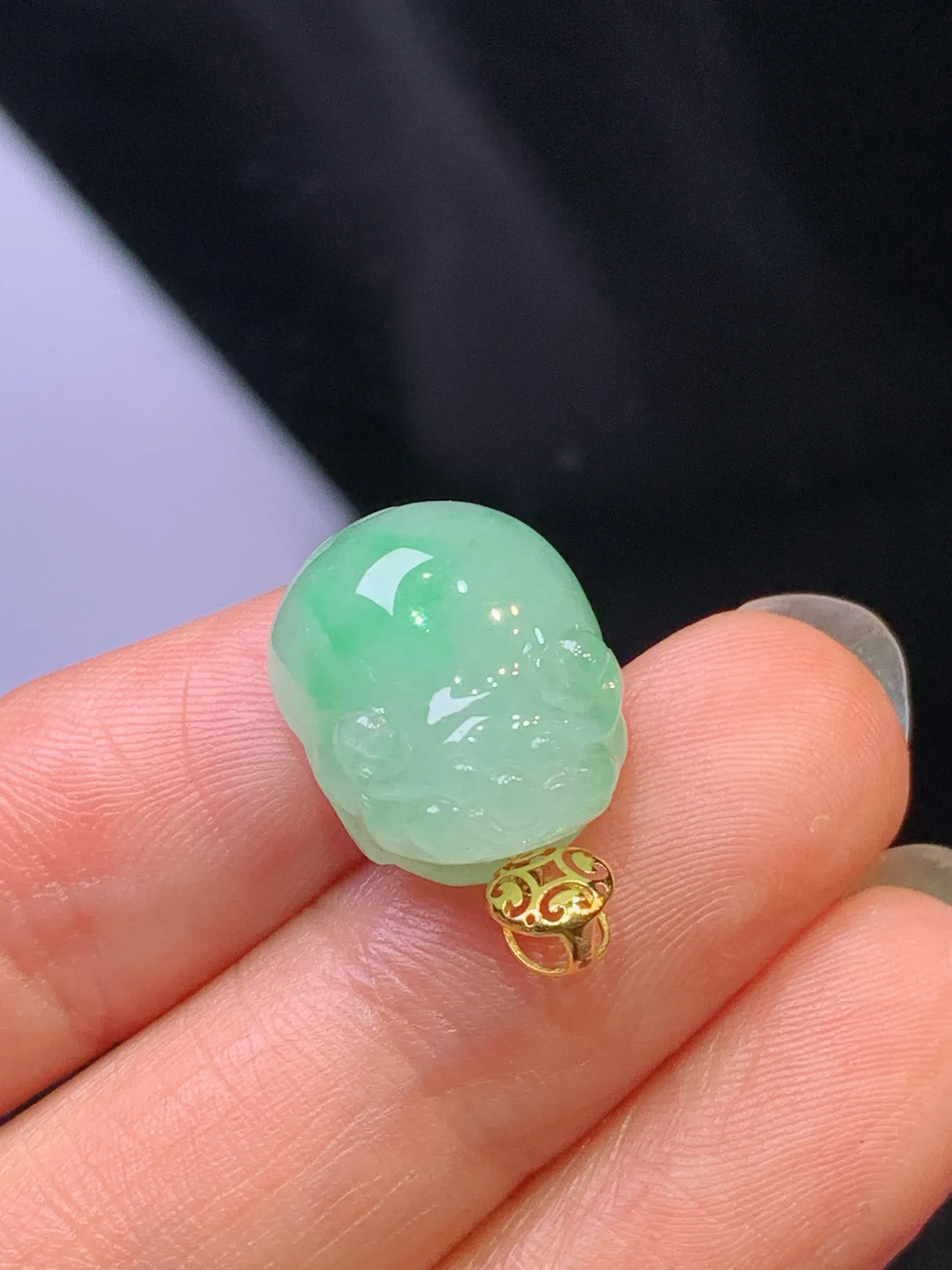 18k金镶嵌飘绿貔貅吊坠 玉质细腻 水润亮眼 整体尺寸19.5*13*9.3