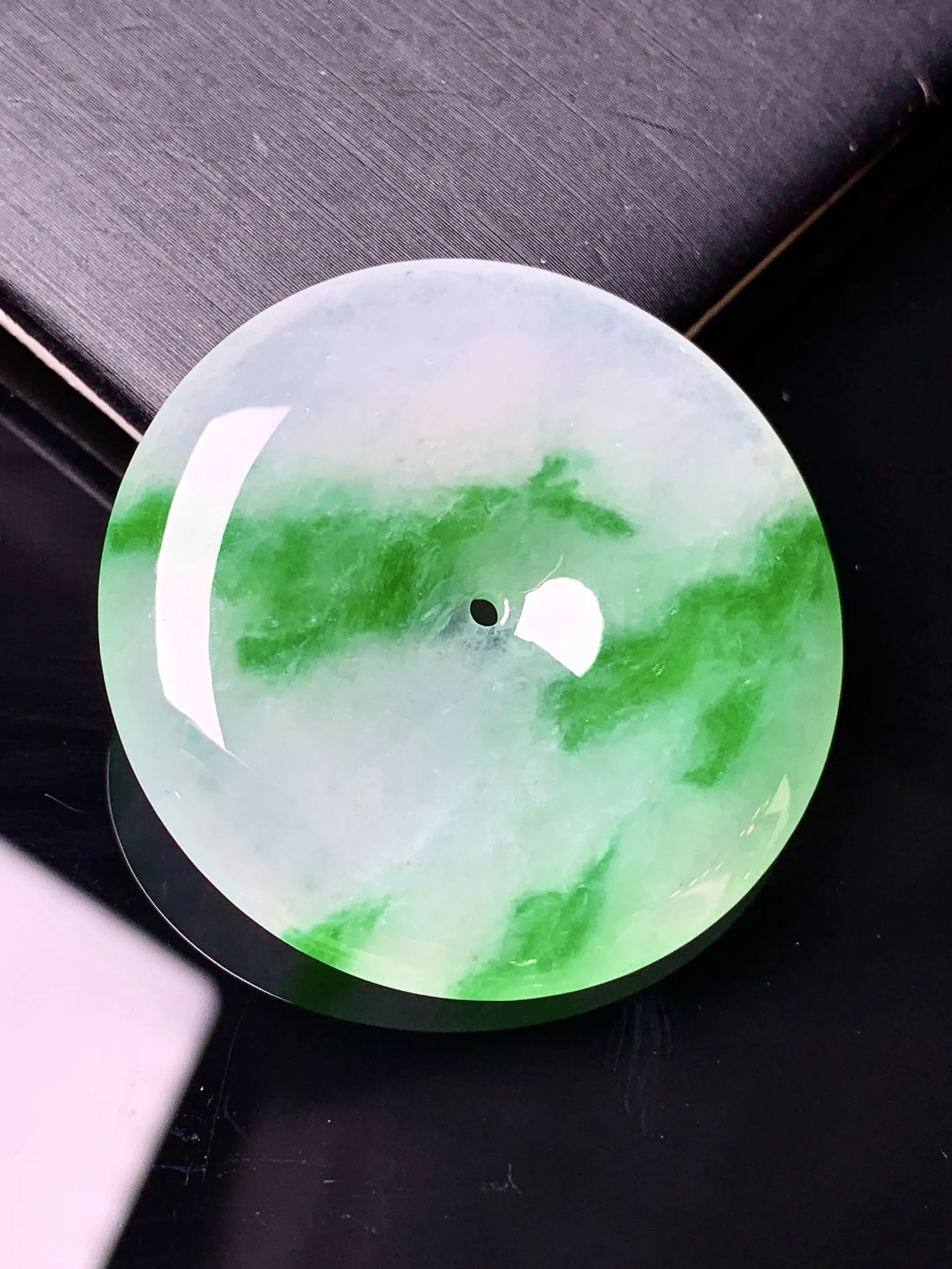 飘绿平安扣吊坠 玉质细腻 水润亮眼 整体尺寸36.7*6.2