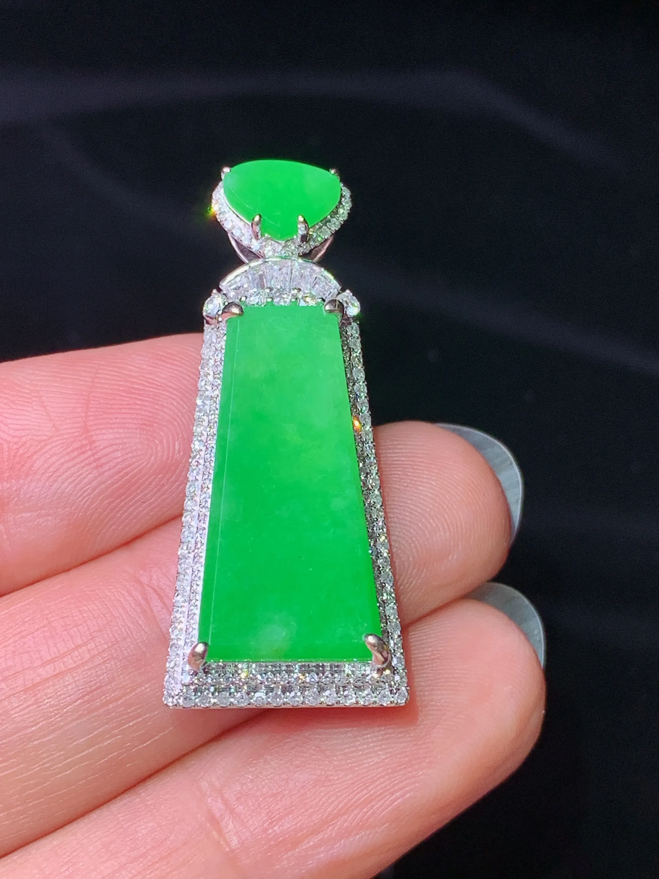 18k金钻镶嵌翠绿无事牌吊坠 玉质细腻 水润亮眼 整体尺寸35*14.5*7.2