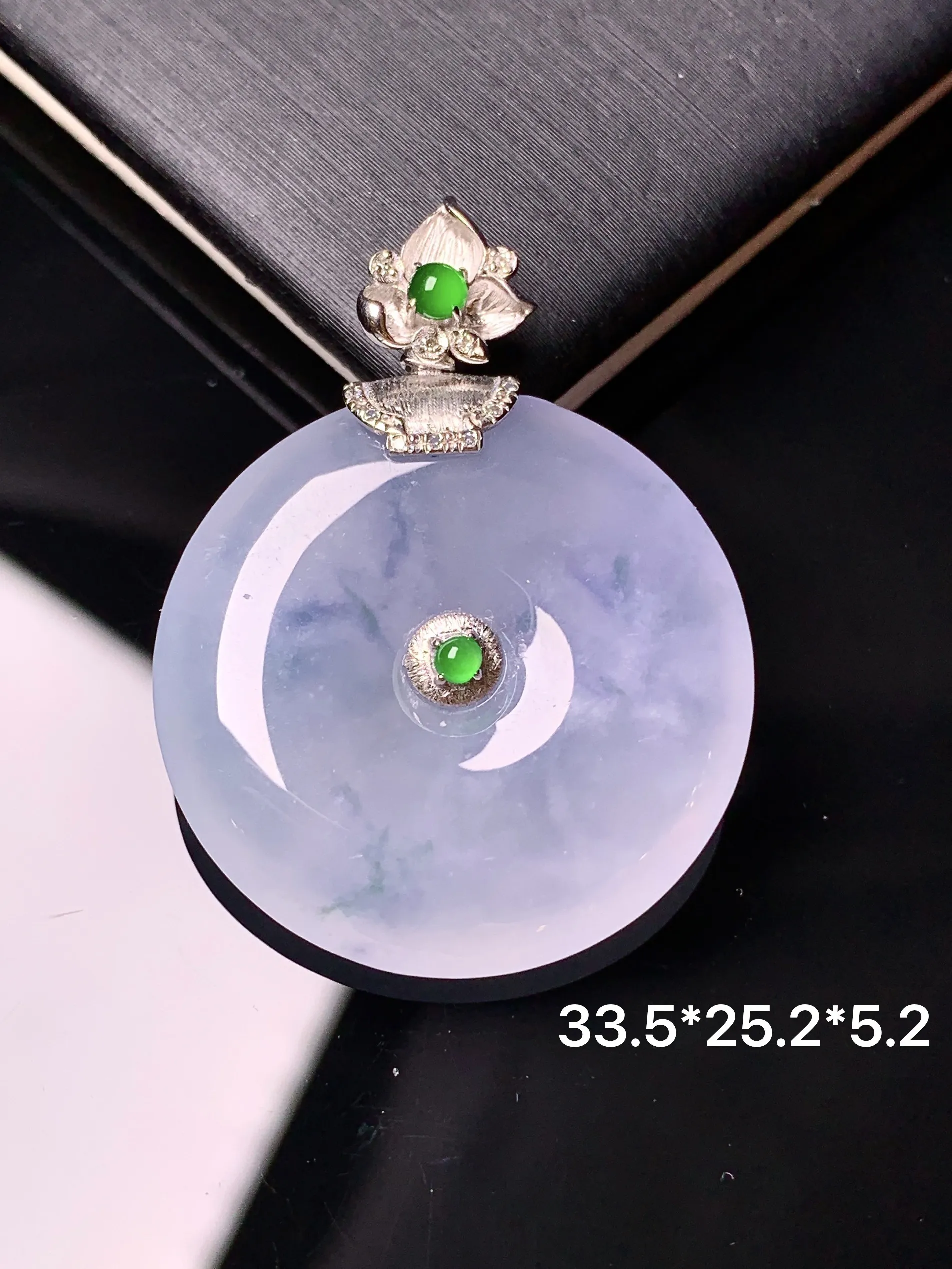 18k金钻镶嵌淡紫罗兰平安扣吊坠 玉质细腻 水润亮眼 整体尺寸33.5*25.2*5.2