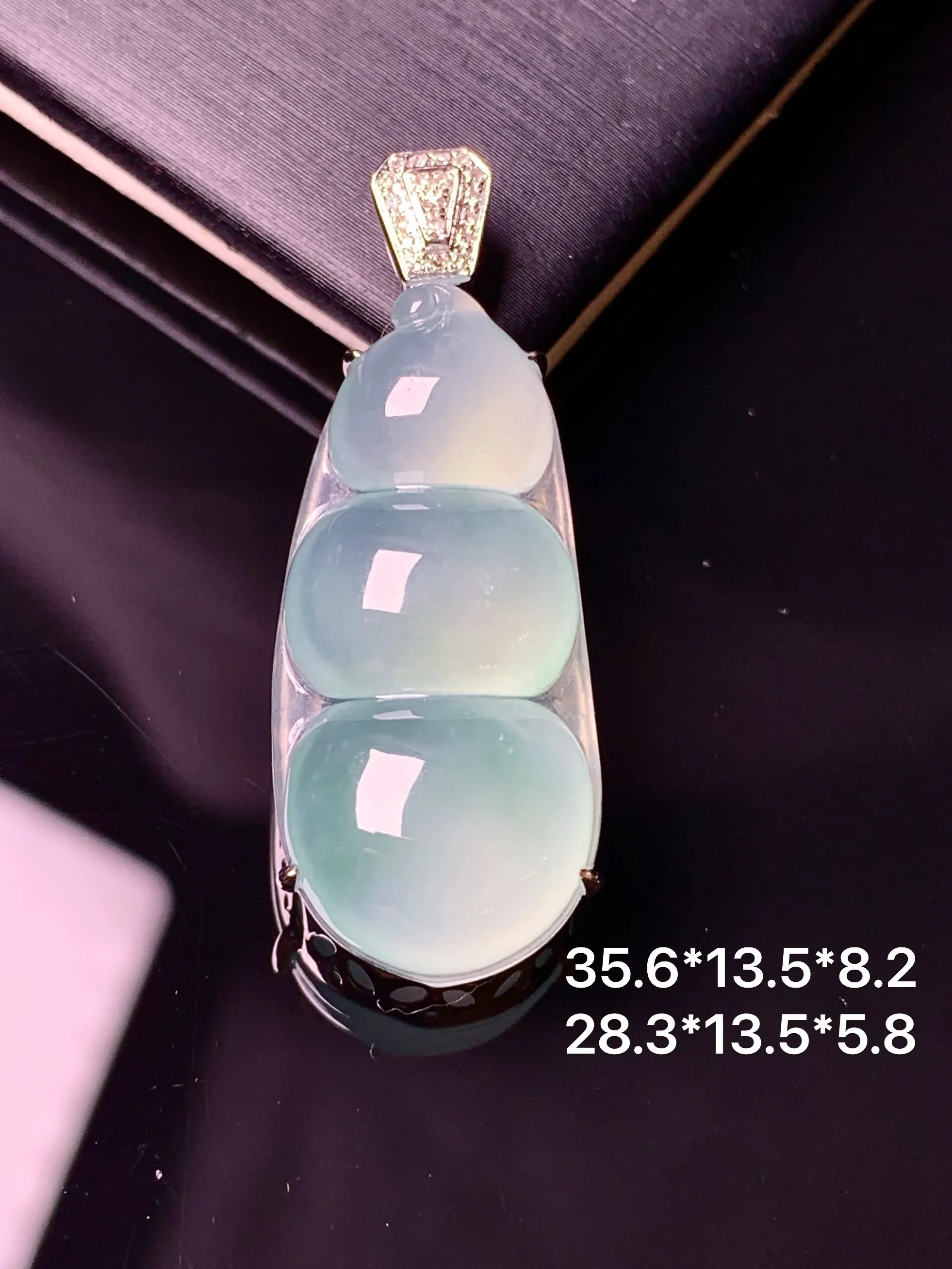 18k金钻镶嵌冰种四季豆吊坠 玉质细腻 水润亮眼 整体尺寸35.6*13.5*8.2