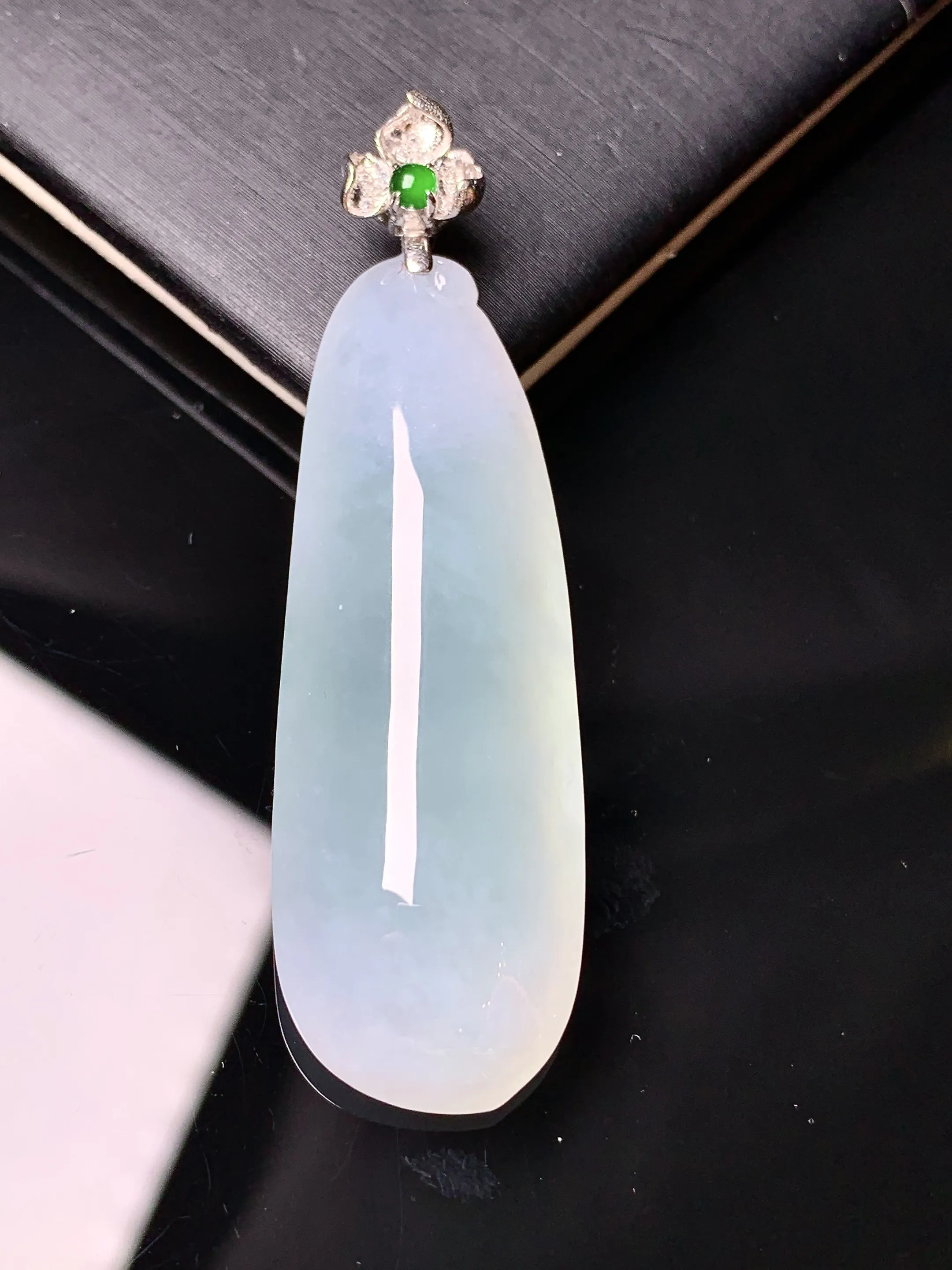 18k金钻镶嵌冰种福瓜吊坠 玉质细腻 水润亮眼 整体尺寸53.2*15.3*9.5