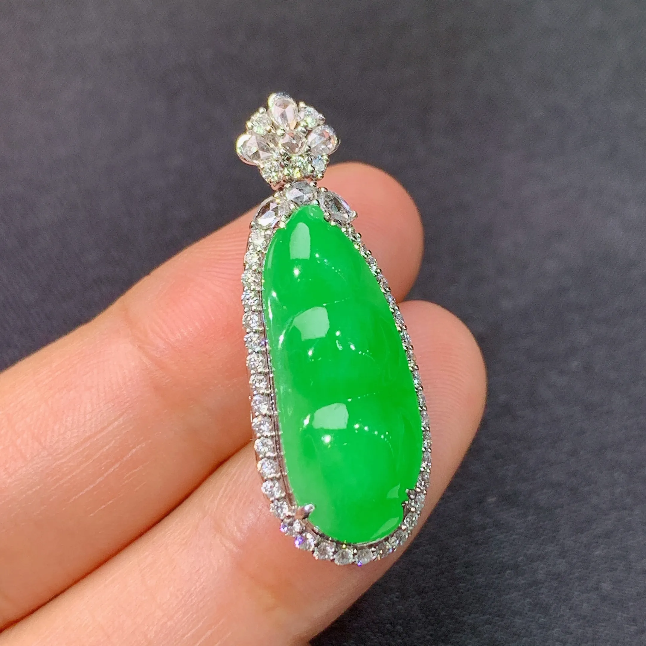 冰阳绿福豆吊坠，18k金镶嵌，色泽鲜阳，冰润细腻，种水足，整体尺寸32.3*12.1*10.8