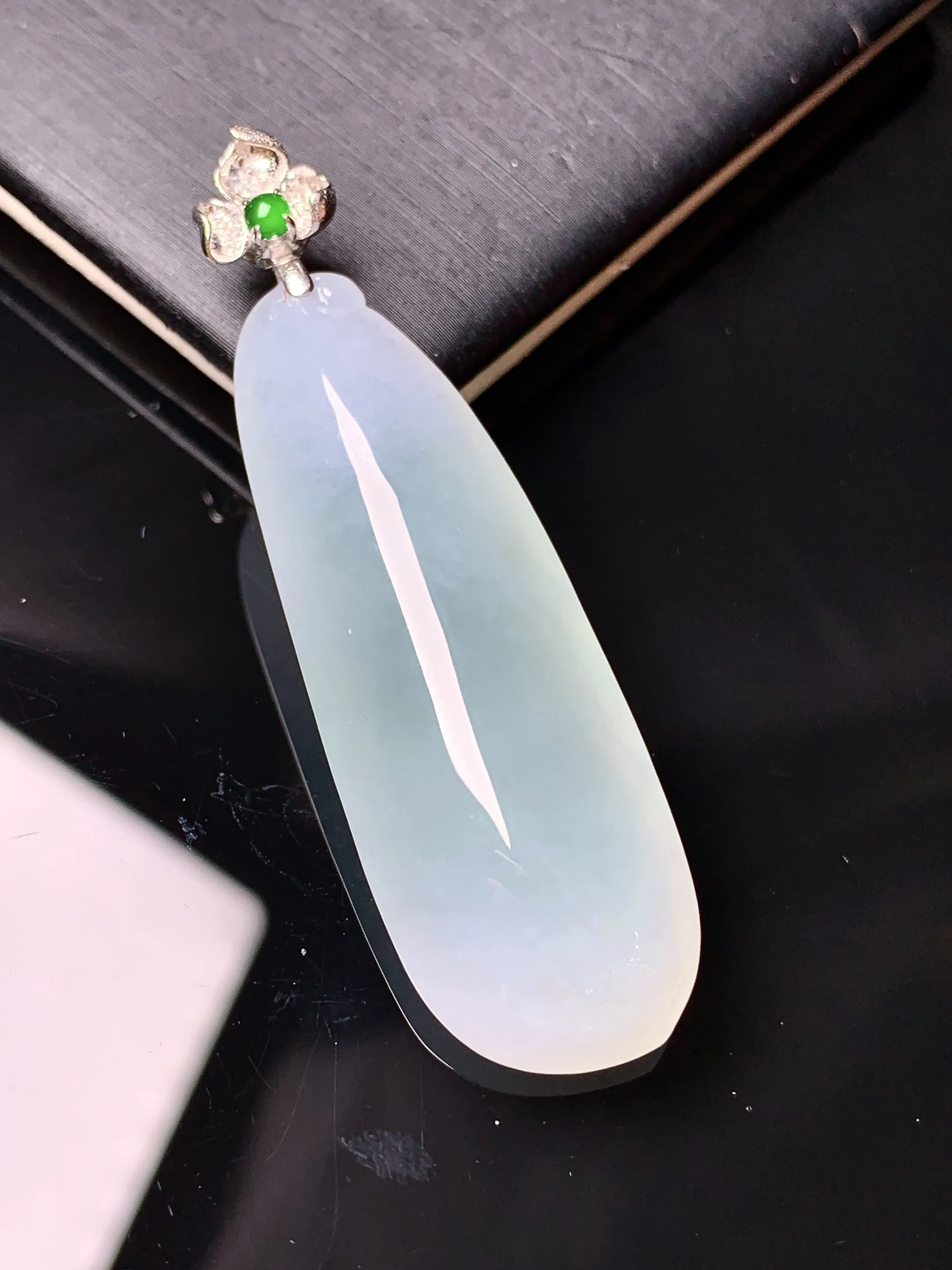 18k金钻镶嵌冰种福瓜吊坠 玉质细腻 水润亮眼 整体尺寸53.2*15.3*9.5