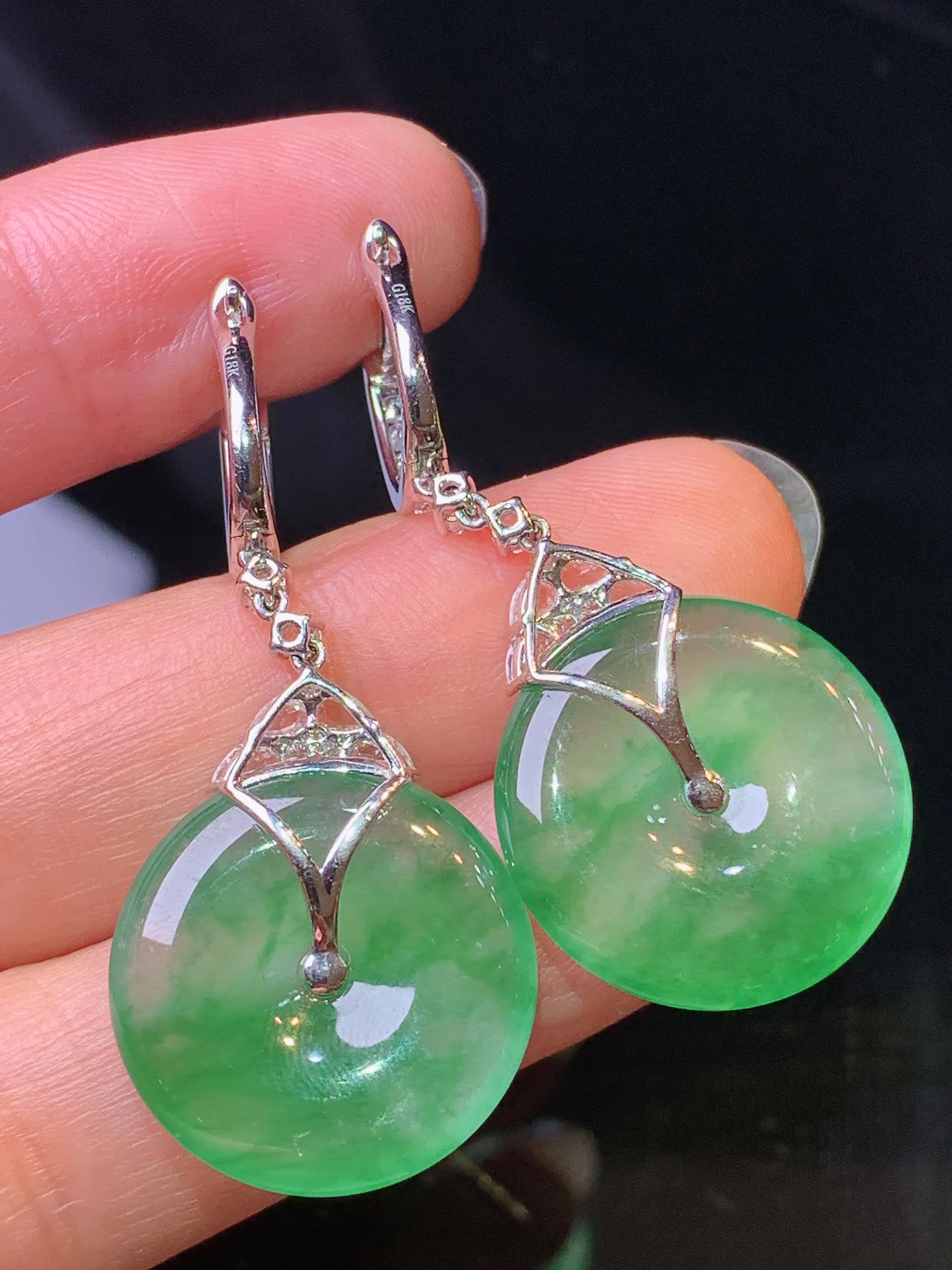 18k金钻镶嵌翠绿平安扣耳坠 玉质细腻 水润亮眼 整体尺寸43*19*4.2