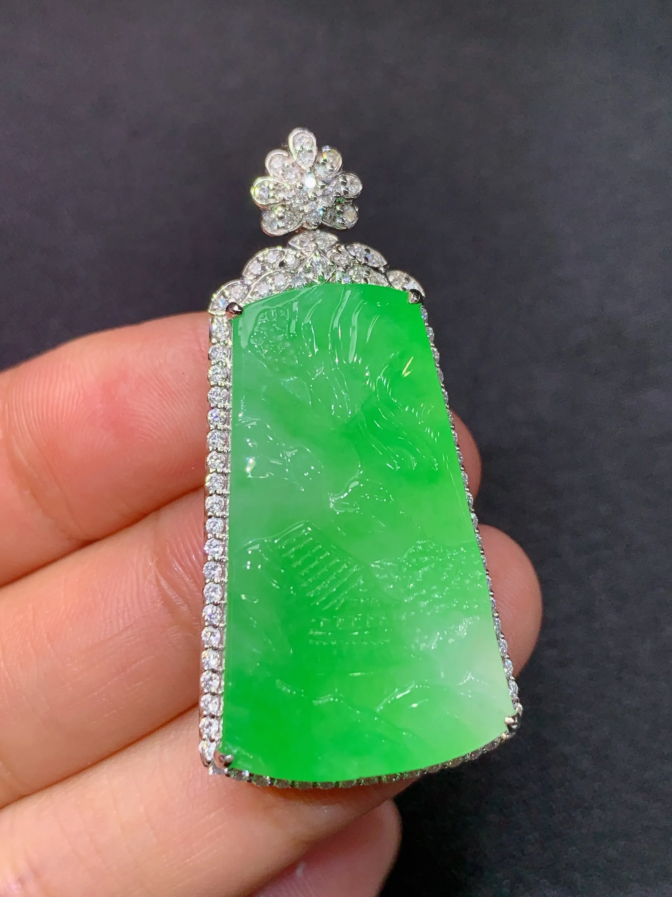 冰阳绿山水牌吊坠，18k金镶嵌，冰润色阳，玉质细腻，种水足，整体尺寸44.8*21.7*9.4