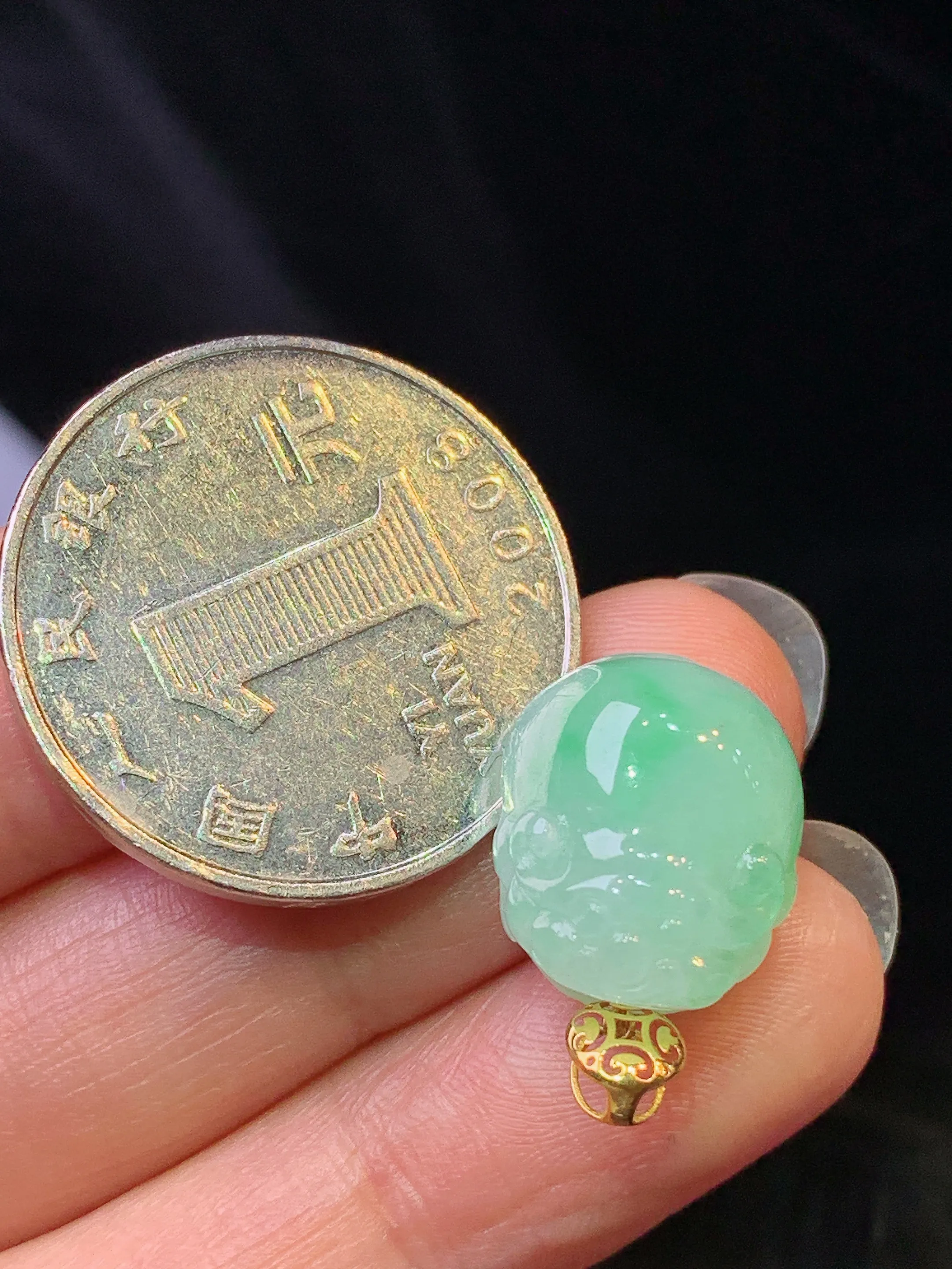 18k金镶嵌飘绿貔貅吊坠 玉质细腻 水润亮眼 整体尺寸19.5*13*9.3