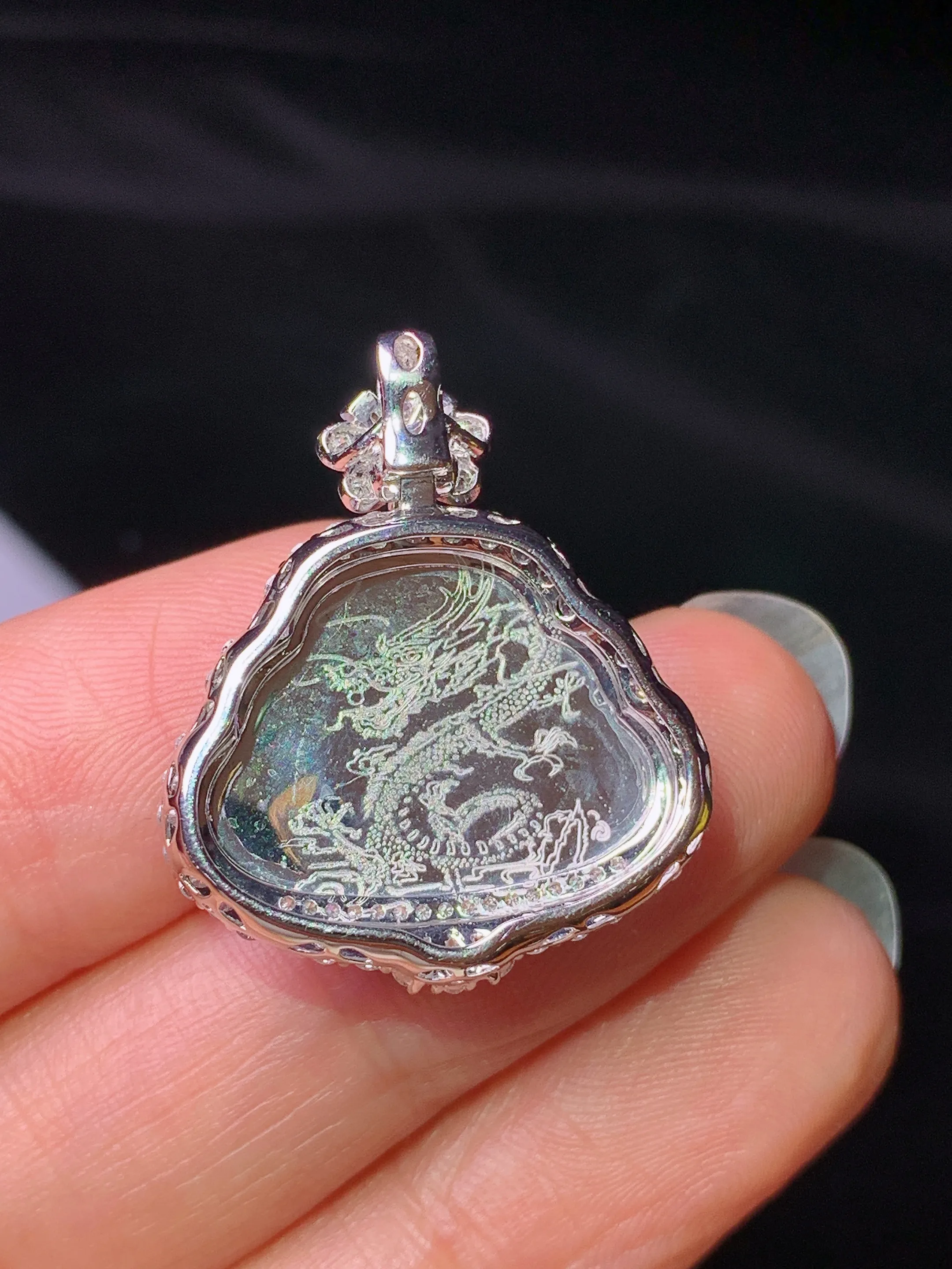 18k金钻镶嵌翠绿佛公吊坠 玉质细腻 水润亮眼 整体尺寸26.5*22.3*8