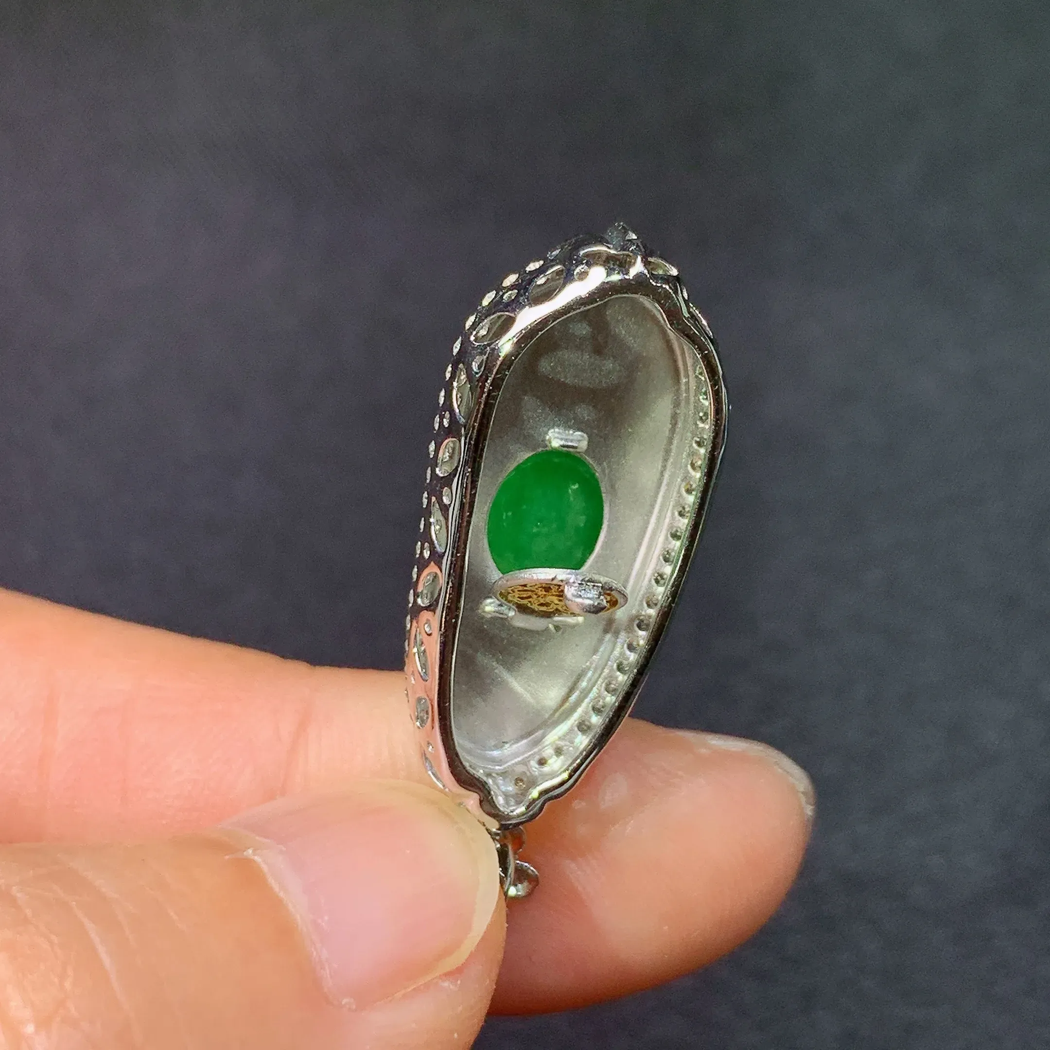 冰阳绿福豆吊坠，18k金镶嵌，色泽鲜阳，冰润细腻，种水足Ff 整体尺寸32.4*11.7*7.8