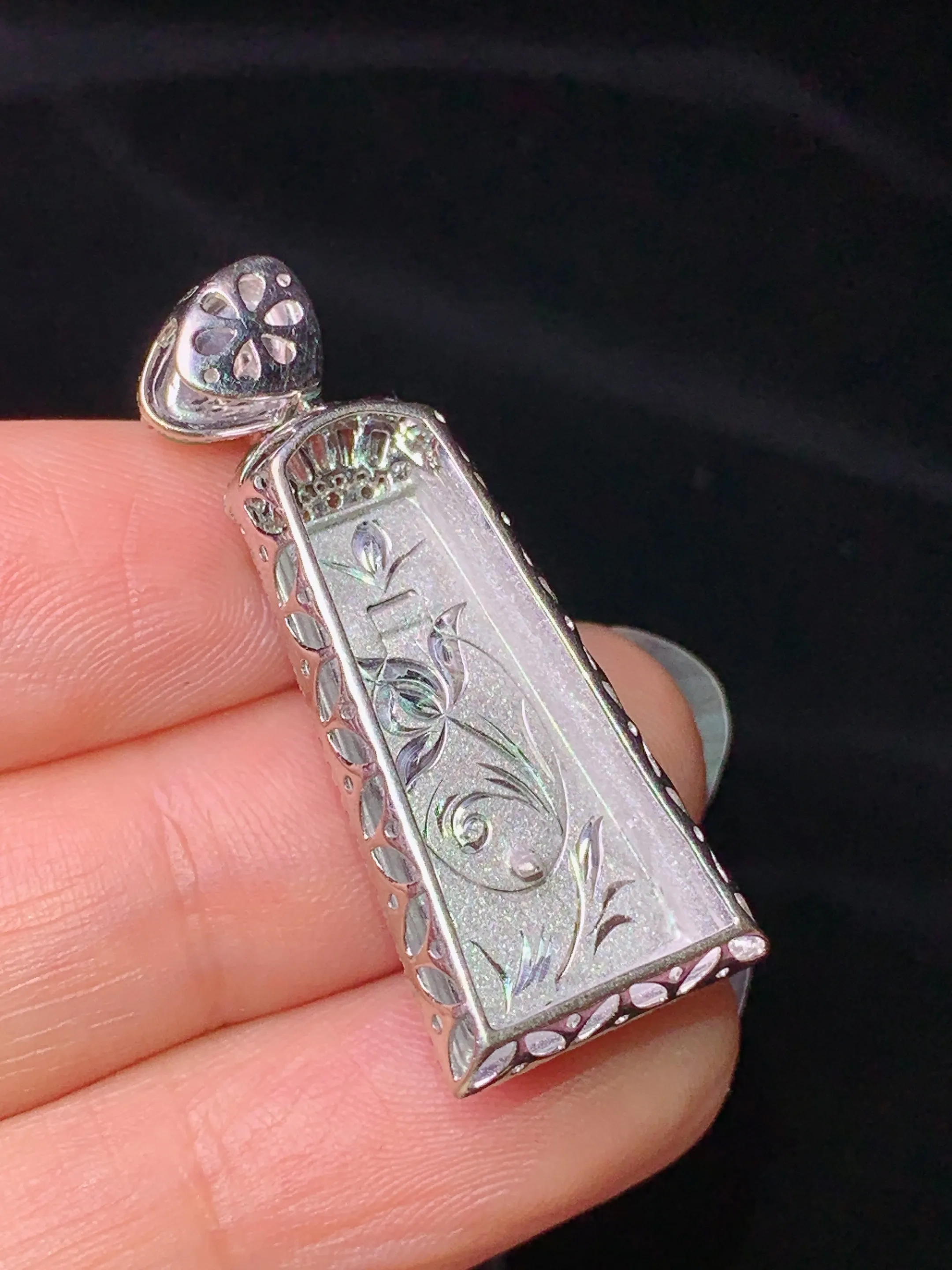 18k金钻镶嵌翠绿无事牌吊坠 玉质细腻 水润亮眼 整体尺寸35*14.5*7.2