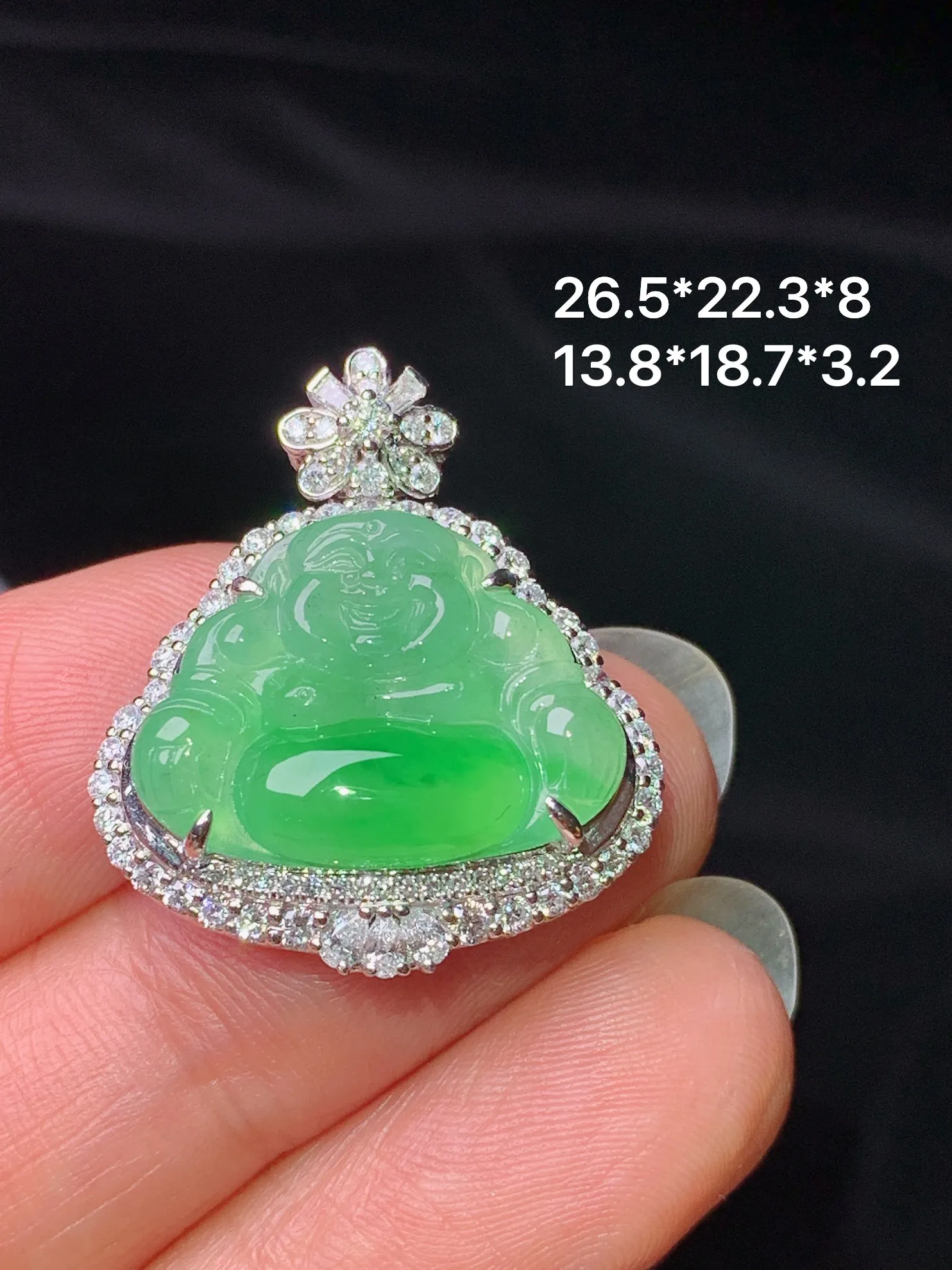 18k金钻镶嵌翠绿佛公吊坠 玉质细腻 水润亮眼 整体尺寸26.5*22.3*8