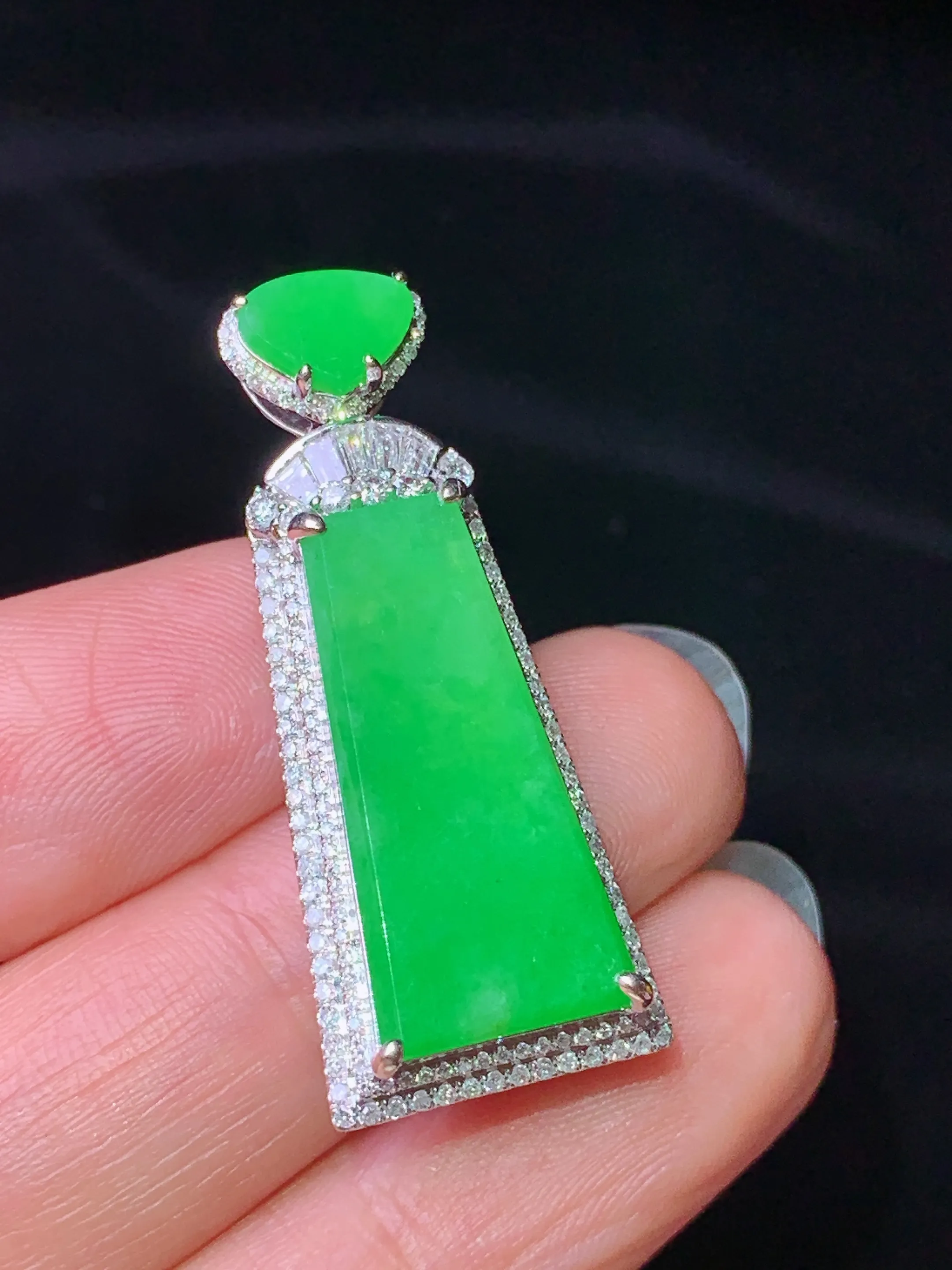 18k金钻镶嵌翠绿无事牌吊坠 玉质细腻 水润亮眼 整体尺寸35*14.5*7.2