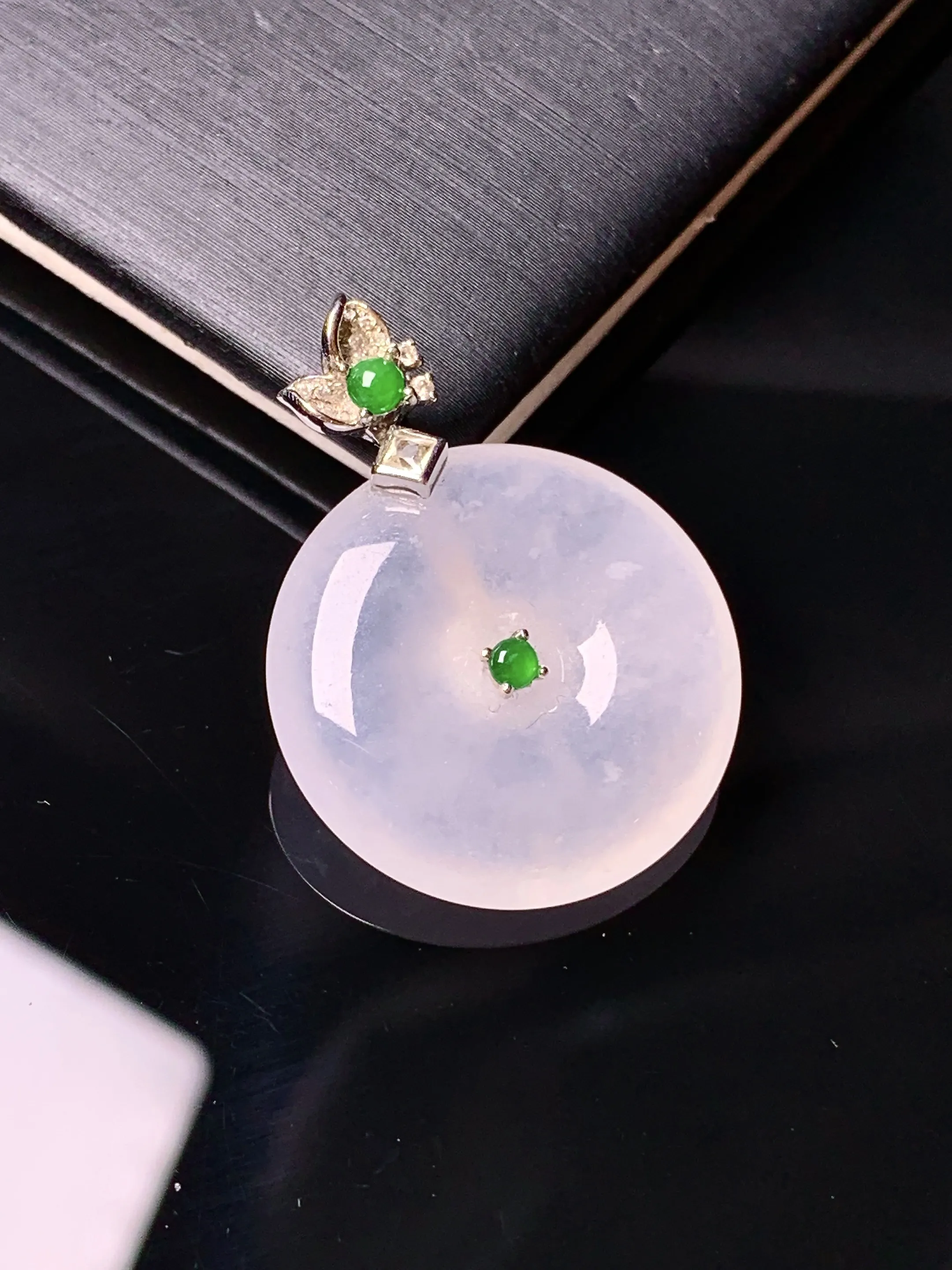 18k金钻镶嵌冰种平安扣吊坠 玉质细腻 水润亮眼 整体尺寸29*21.3*5.5