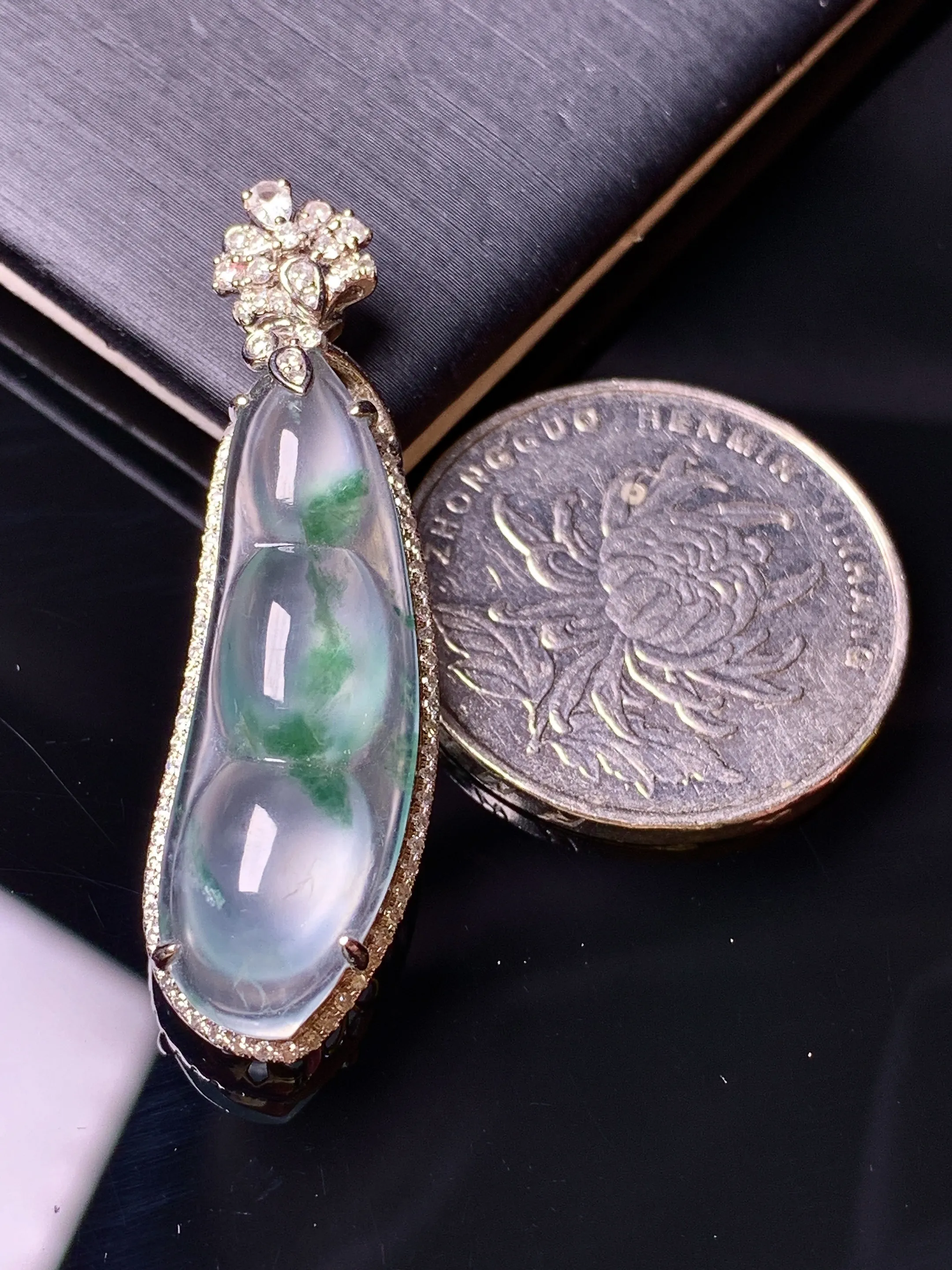 18k金钻镶嵌冰种飘绿四季豆吊坠 玉质细腻 水润亮眼 整体尺寸39.8*11.7*8