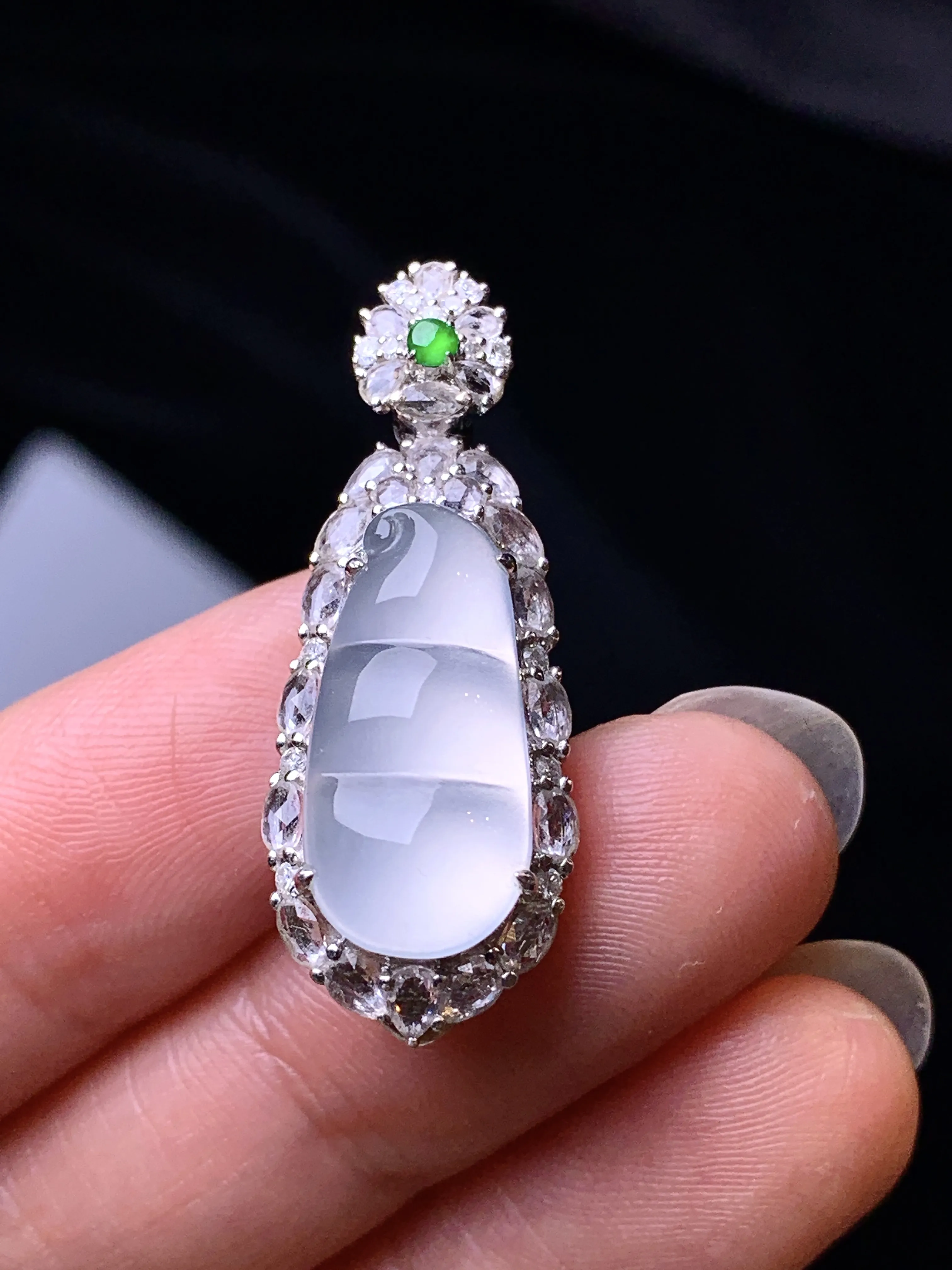 18k金钻镶嵌冰种四季豆吊坠 玉质细腻 水润亮眼 整体尺寸32*12.3*10