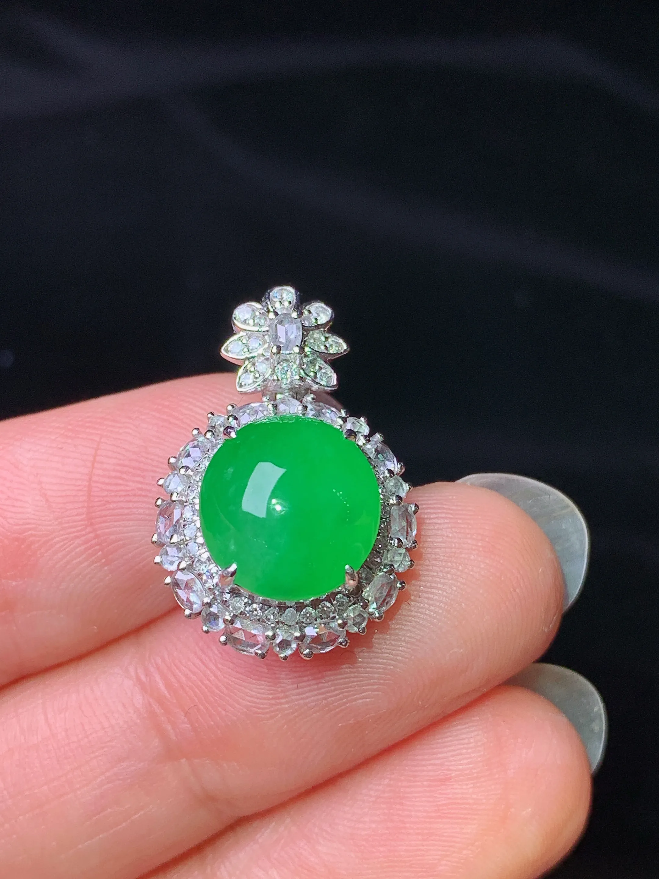 18k金钻镶嵌满绿蛋面吊坠 玉质细腻 水润亮眼 整体尺寸21.6*14.5*11.7