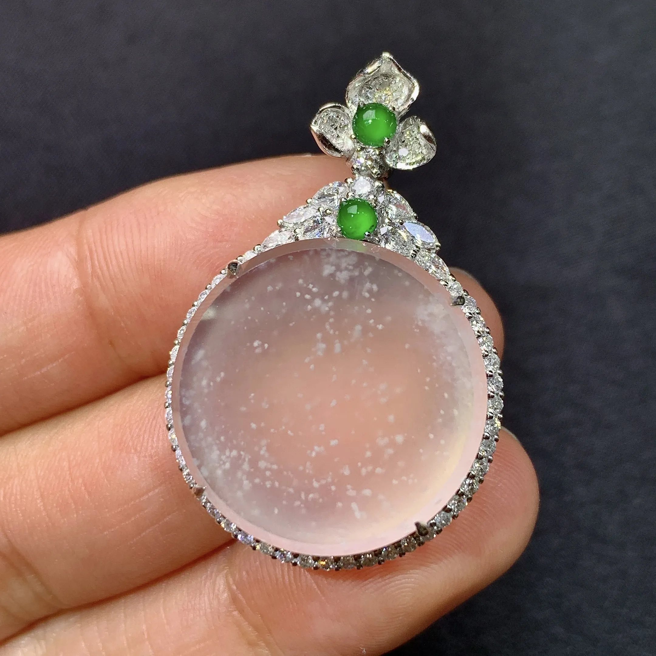 冰种圆牌吊坠，18k金镶嵌，冰透水润，玉质细腻，种水足，整体尺寸35.6*23.7*8.8