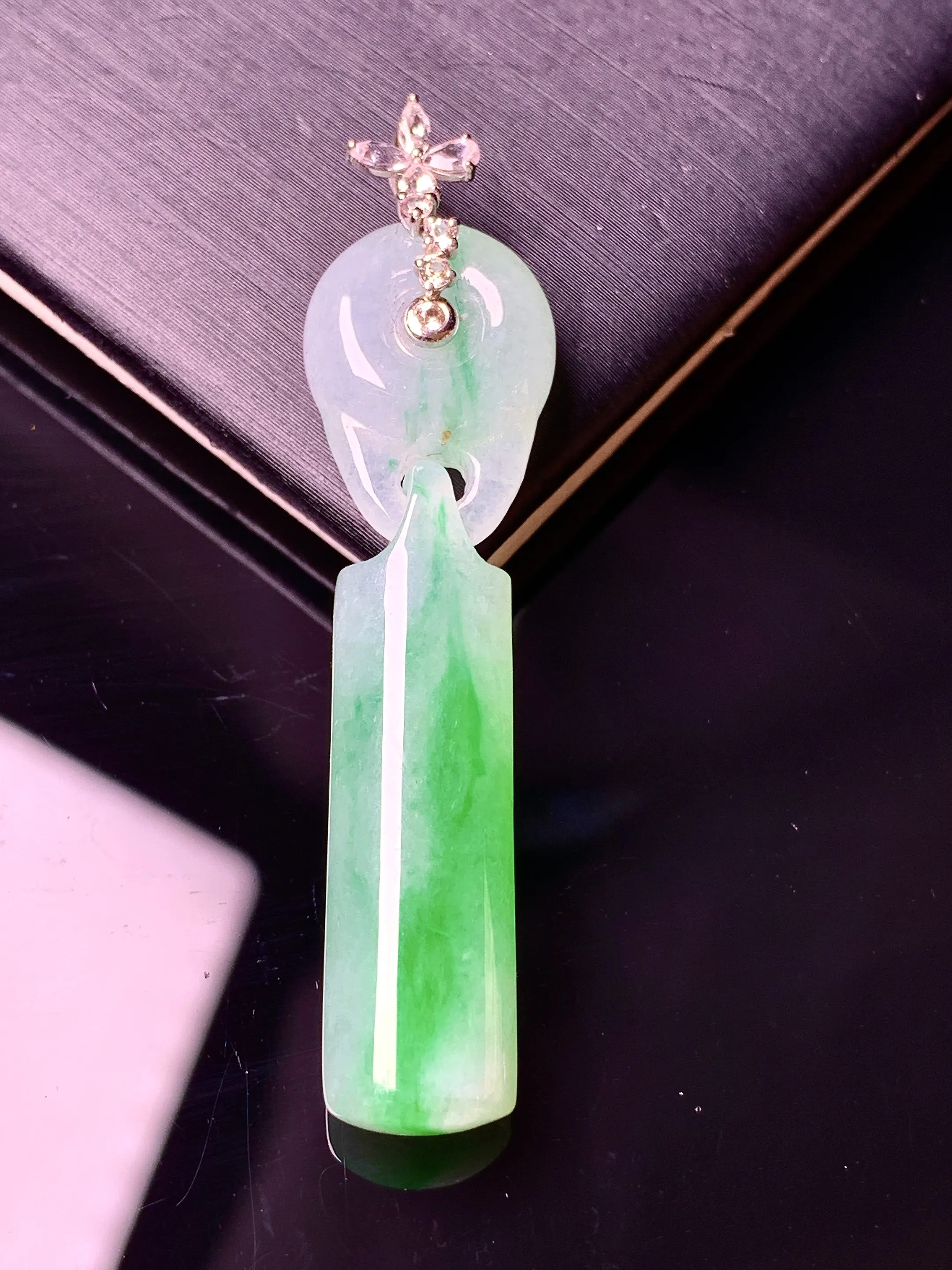 18k金钻镶嵌飘绿玉柱吊坠 玉质细腻 水润亮眼 整体尺寸49.5*12*5.6